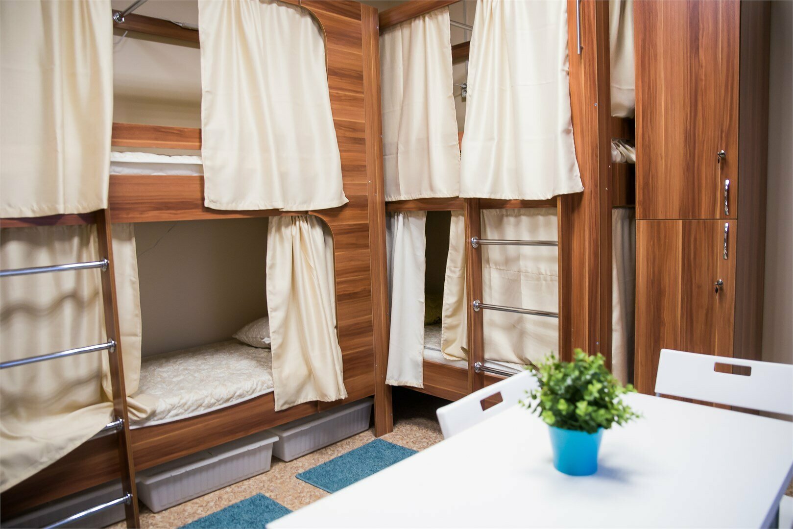 Спальное место на двухъярусной кровати в общем номере для женщин