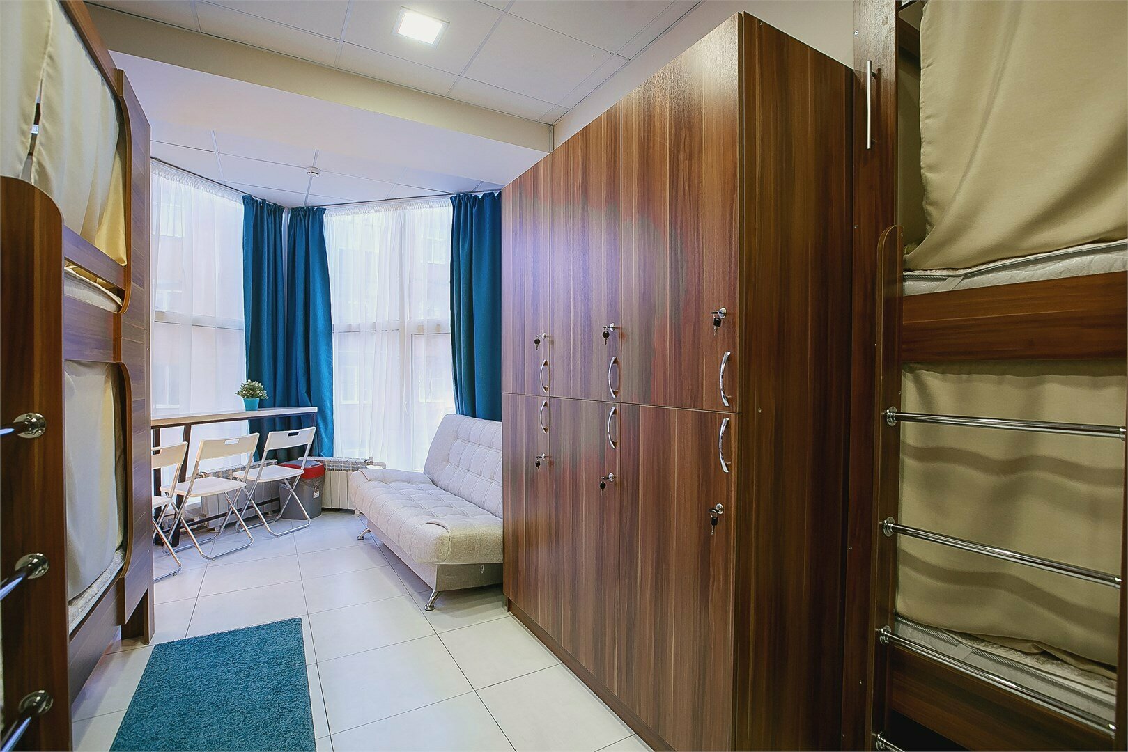 Спальное место на двухъярусной кровати в общем номере для женщин