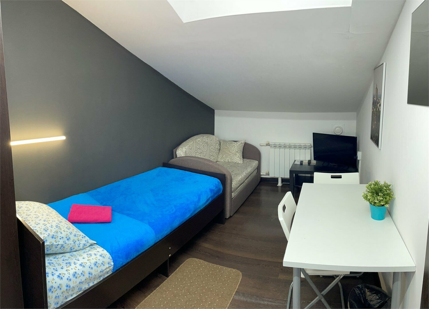 Стандартный двухместный номер с 2 отдельными кроватями и общей ванной комнатой