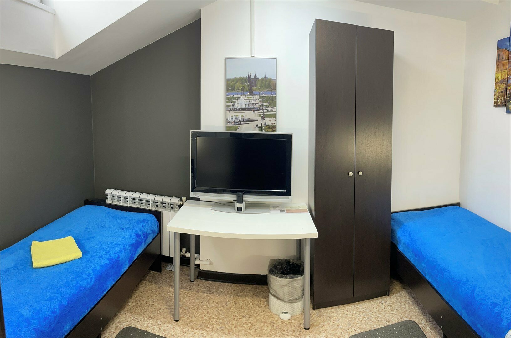 Двухместный номер с 2 отдельными кроватями и общей ванной комнатой