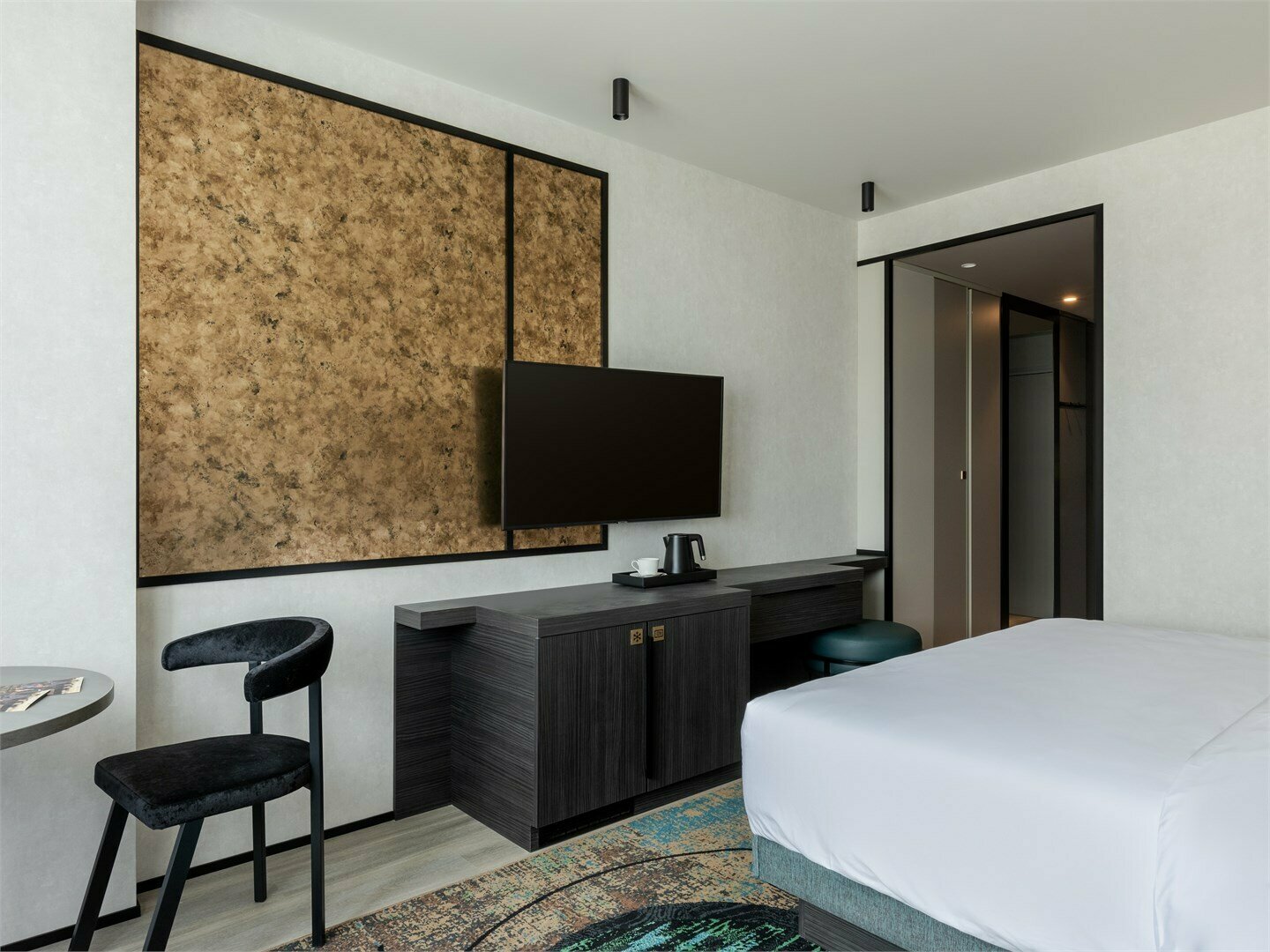 Номер стандарт с 1 двуспальной кроватью на высоком этаже