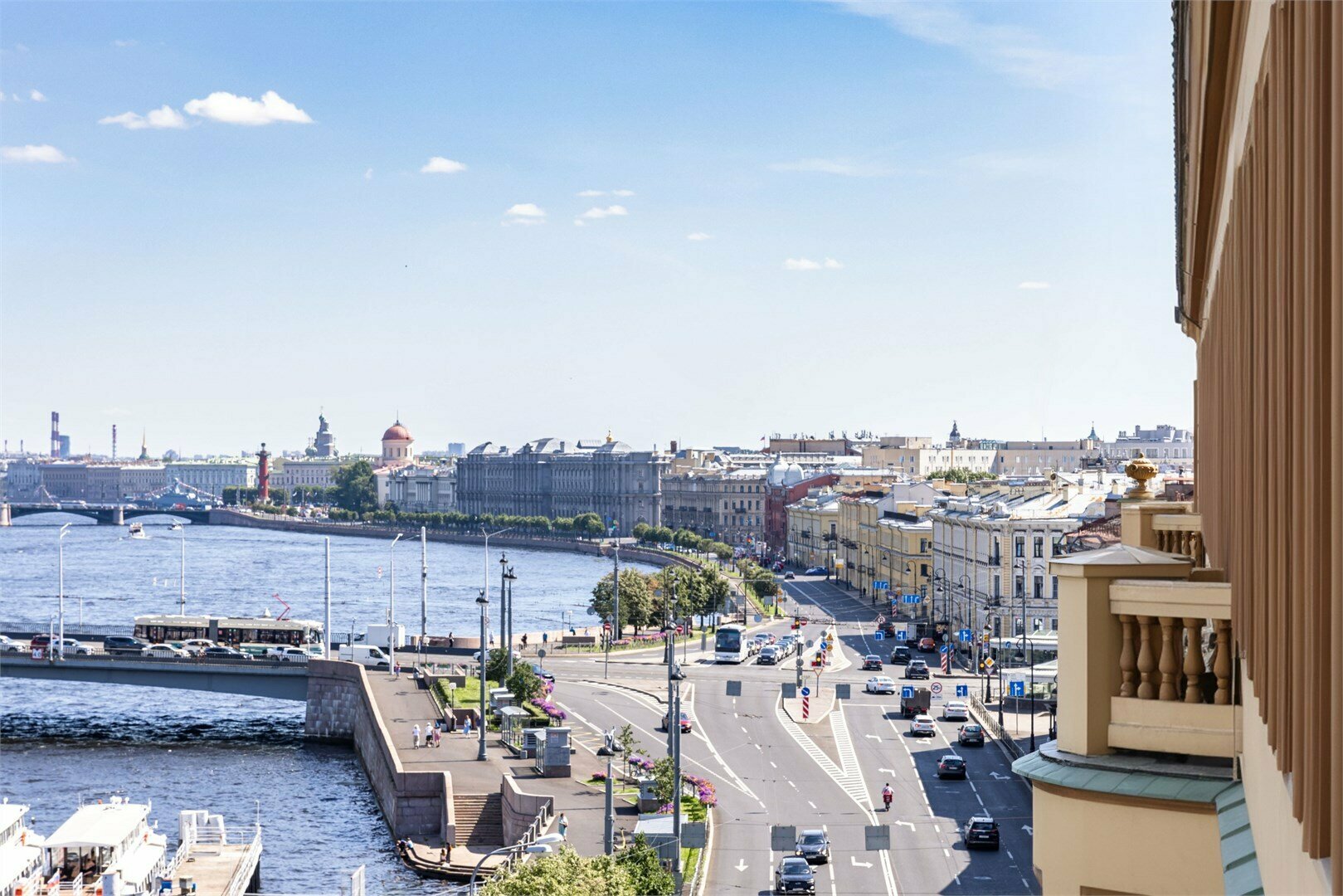 Стандарт с двумя кроватями и балконом | Вид на Неву