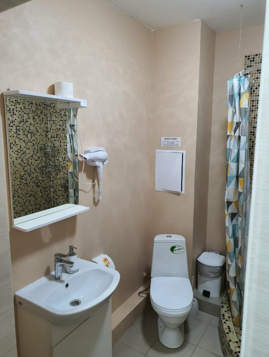 Четырёхместный эконом-комфорт с кондиционером, общей мини-кухней и санузлом на три номера