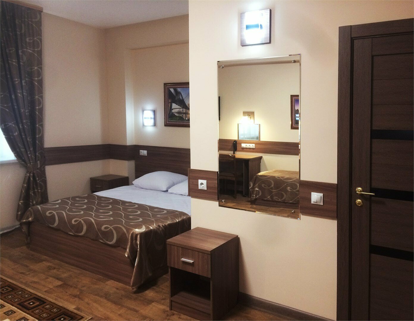 Номер "Делюкс"  с  двуспальной и односпальной кроватями - новый корпус