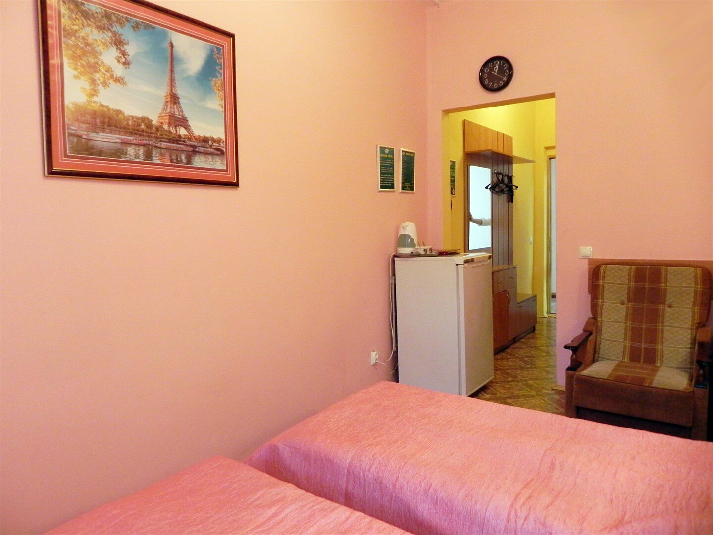 Номер "Эконом" с двумя односпальными кроватями - окна во внутренний дворик ресторана АТРИУМ