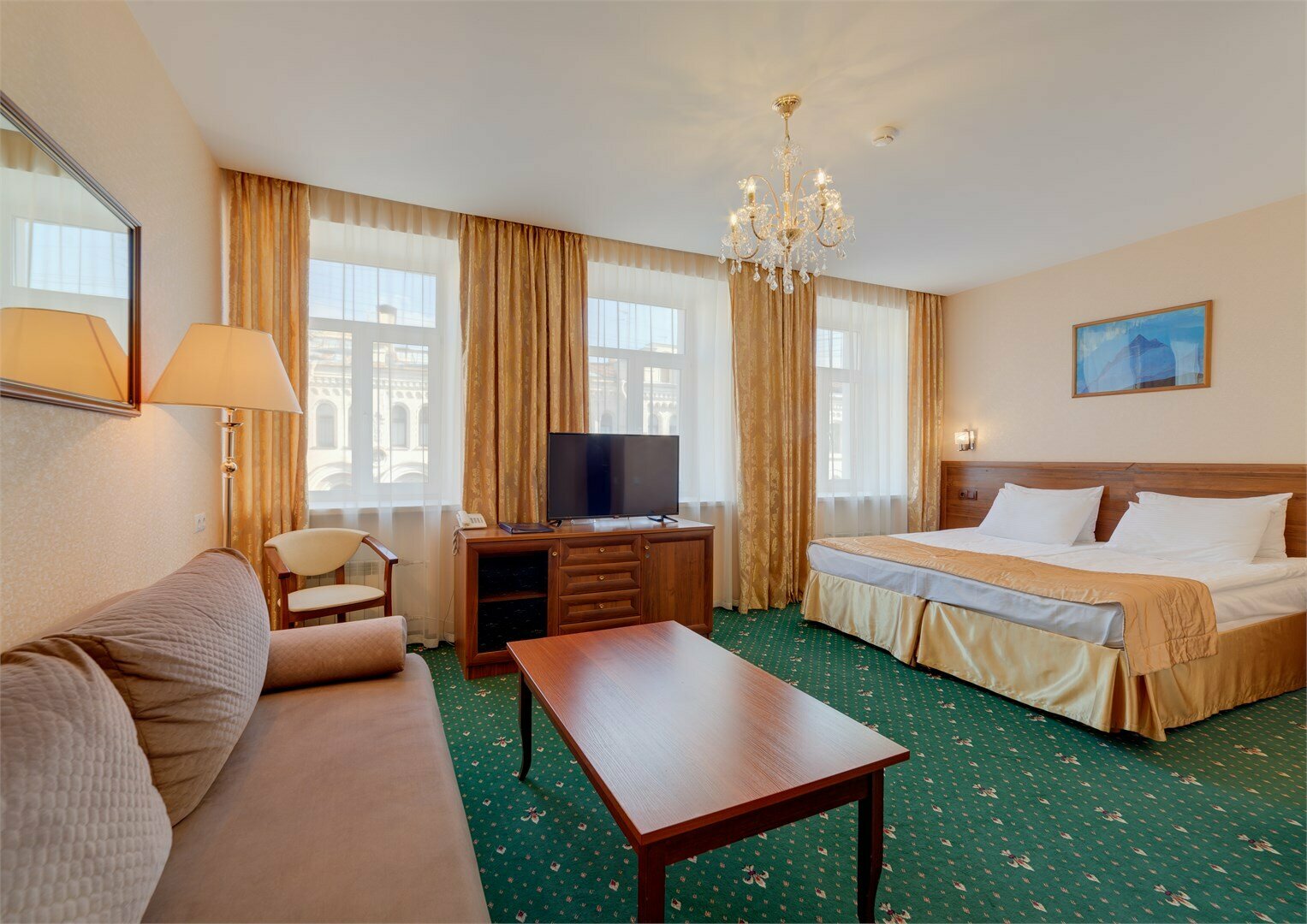 Двухместный улучшенный номер с видом на ул.Маяковского