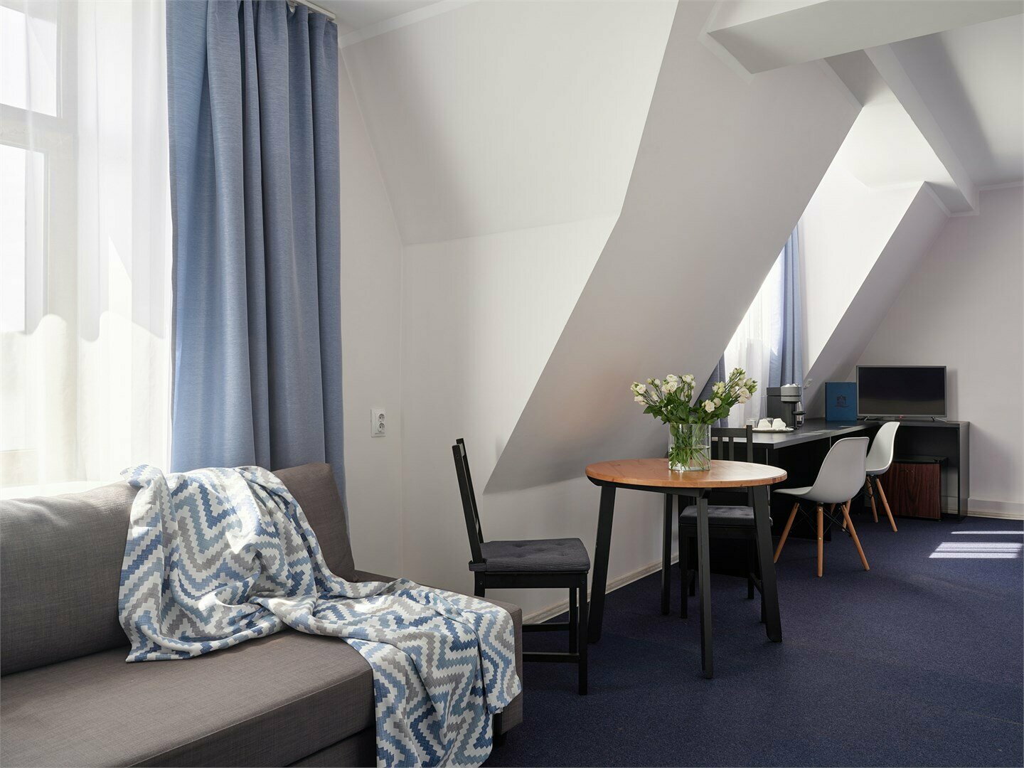 Номера высшей категории "Джуниор Сюит" ( две односпальные кровати/одна двуспальная кровать)