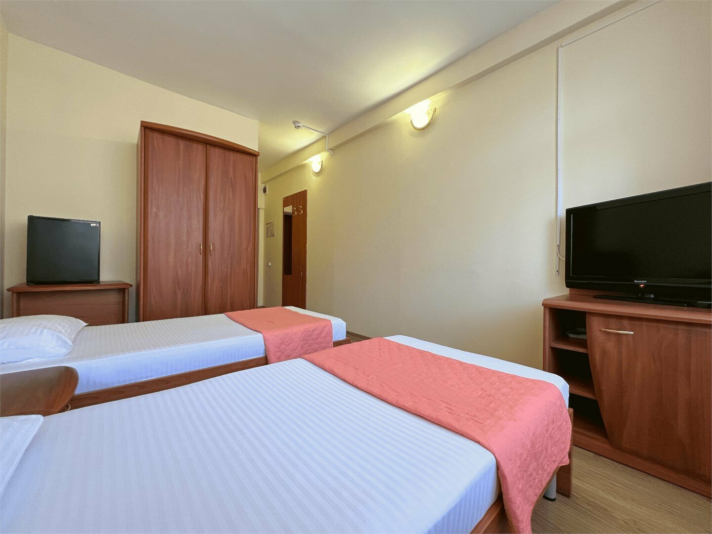 Стандартный двухместный номер с 2 отдельными кроватями и общей ванной комнатой