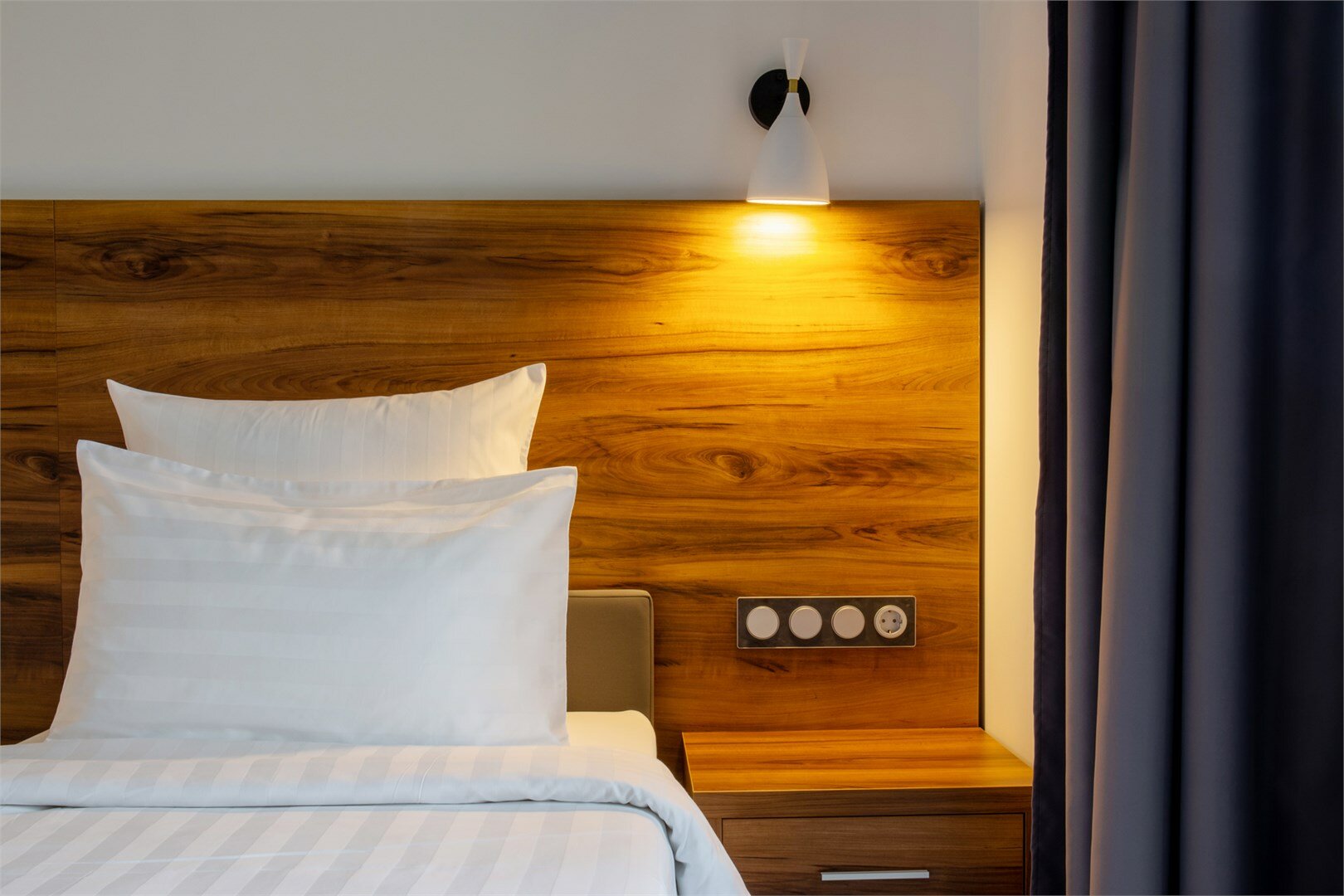 Номер "КОМФОРТ" 2-х местный с кроватью king-size и видом во двор (с завтраком)