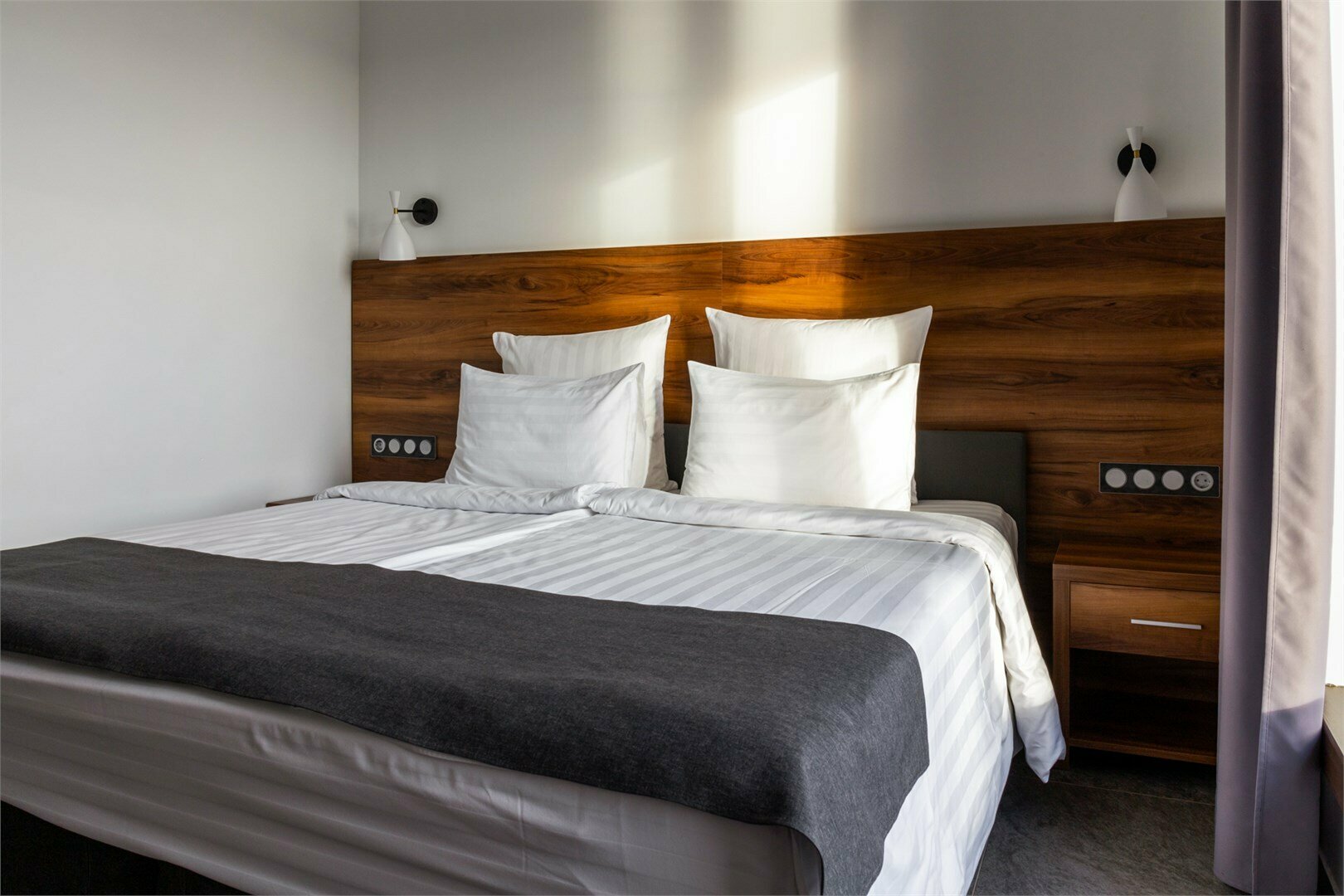 Номер "КОМФОРТ" 2-х местный с кроватью king-size и видом во двор (с завтраком)