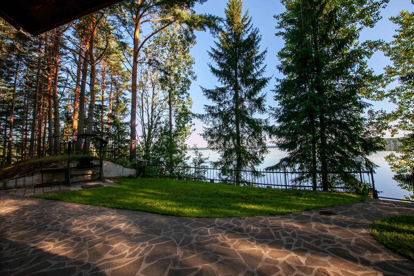 Дом с видом на озеро