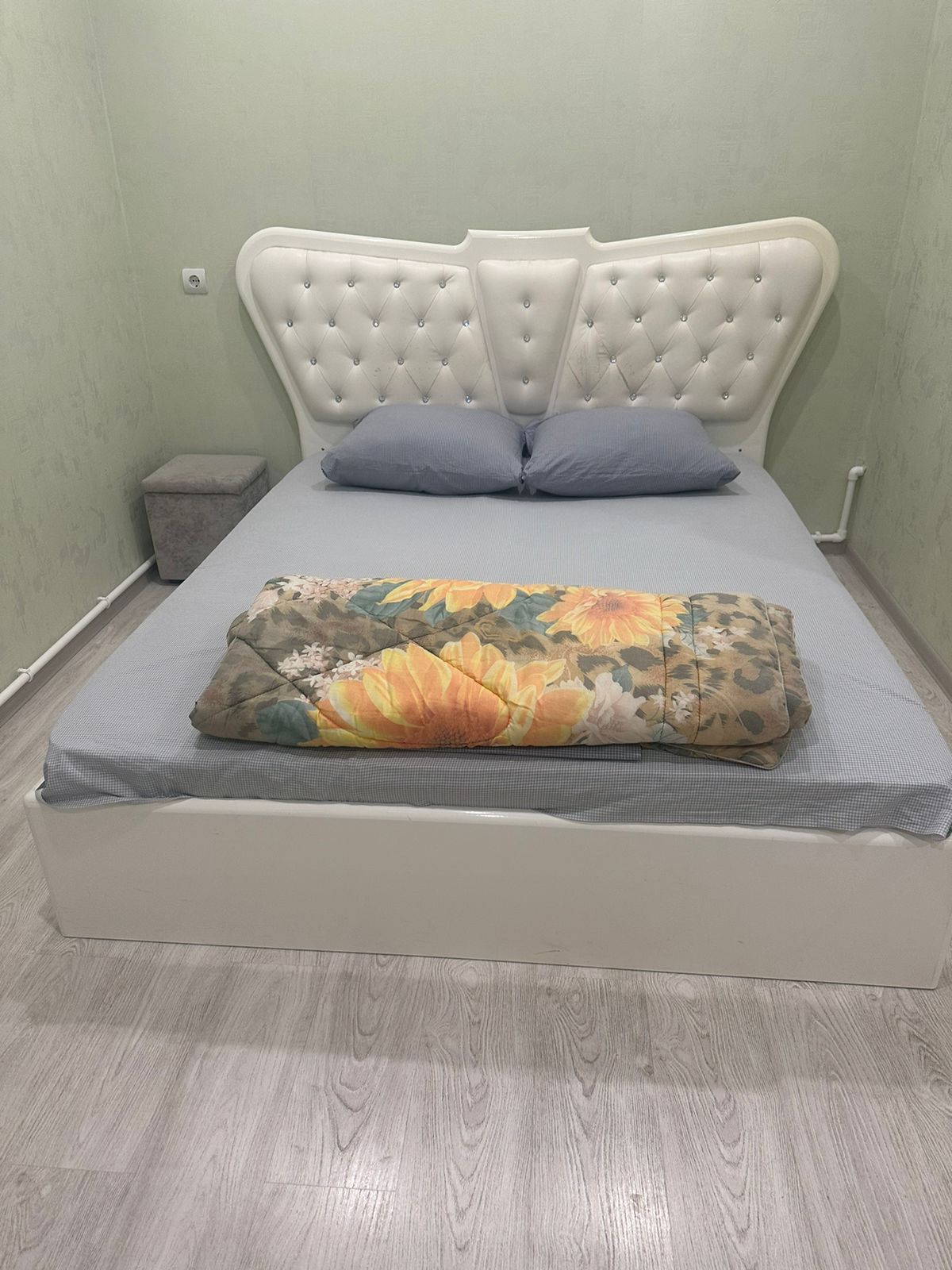 Двухместный номер с двуспальной кроватью и дополнительной кроватью