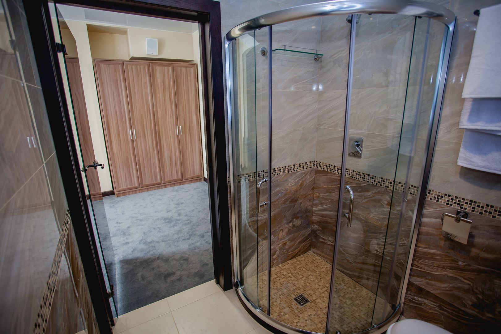 Двухместный номер с двуспальной кроватью и дополнительной кроватью