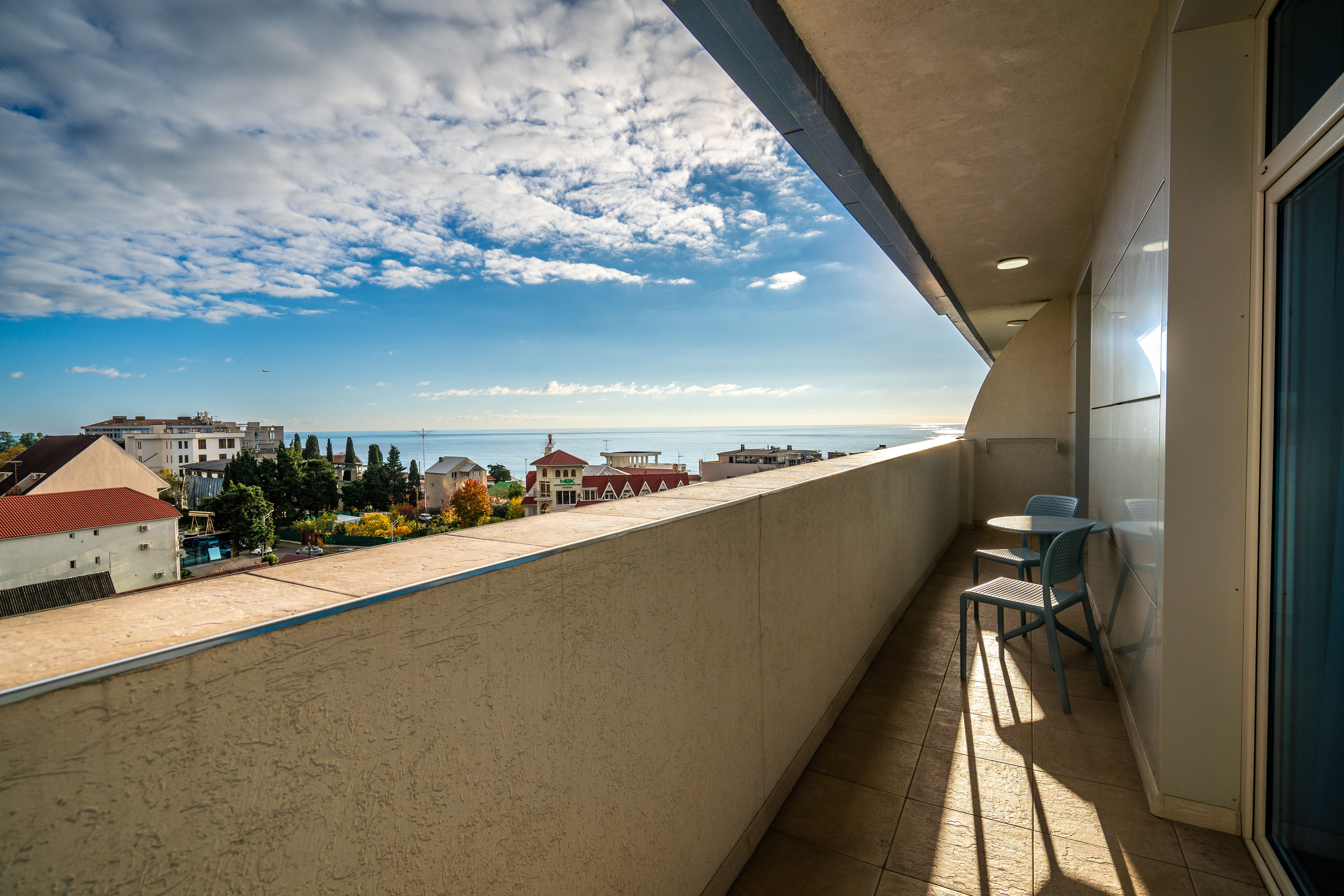 Семейный номер с боковым видом на море