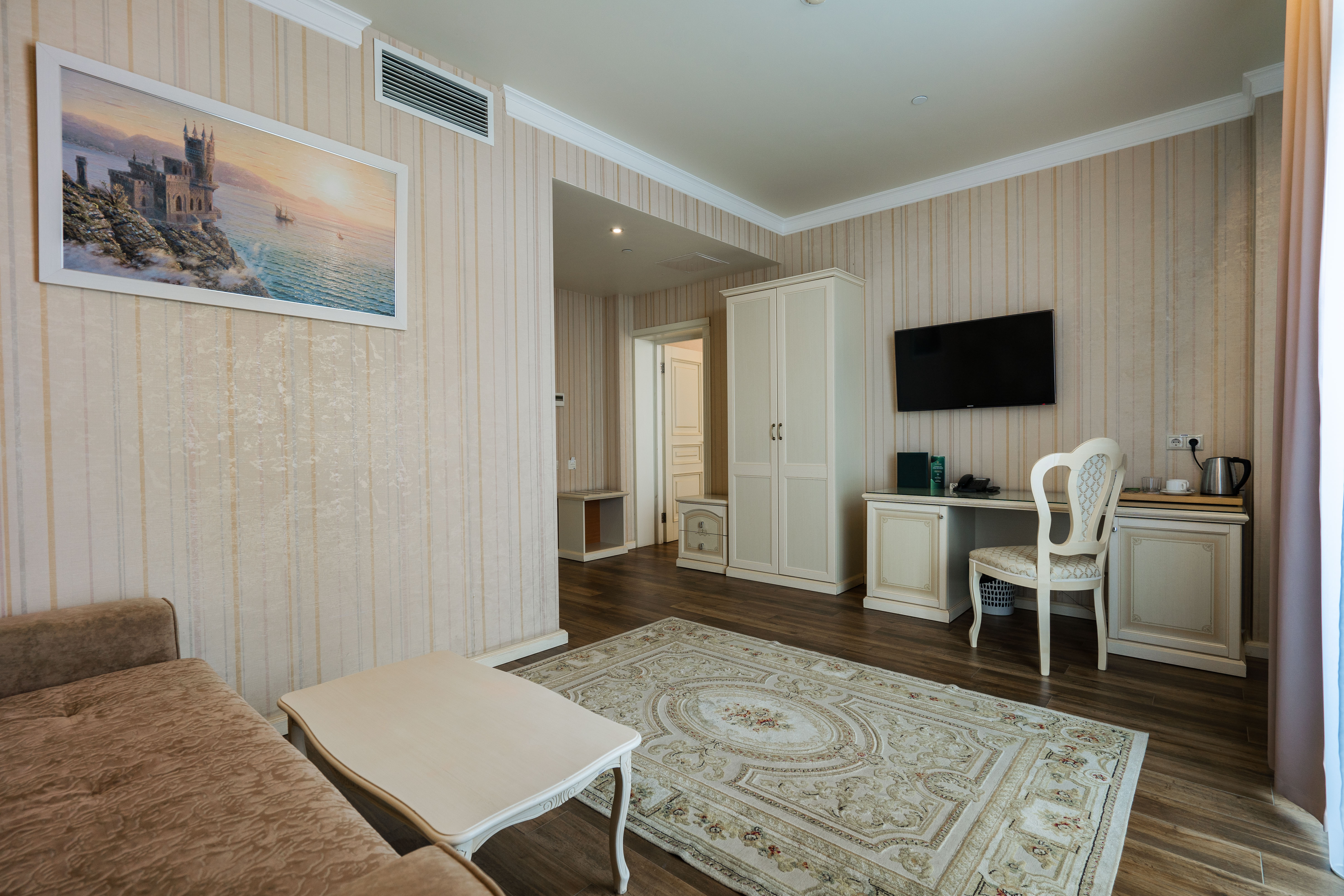 Семейный номер с боковым видом на море