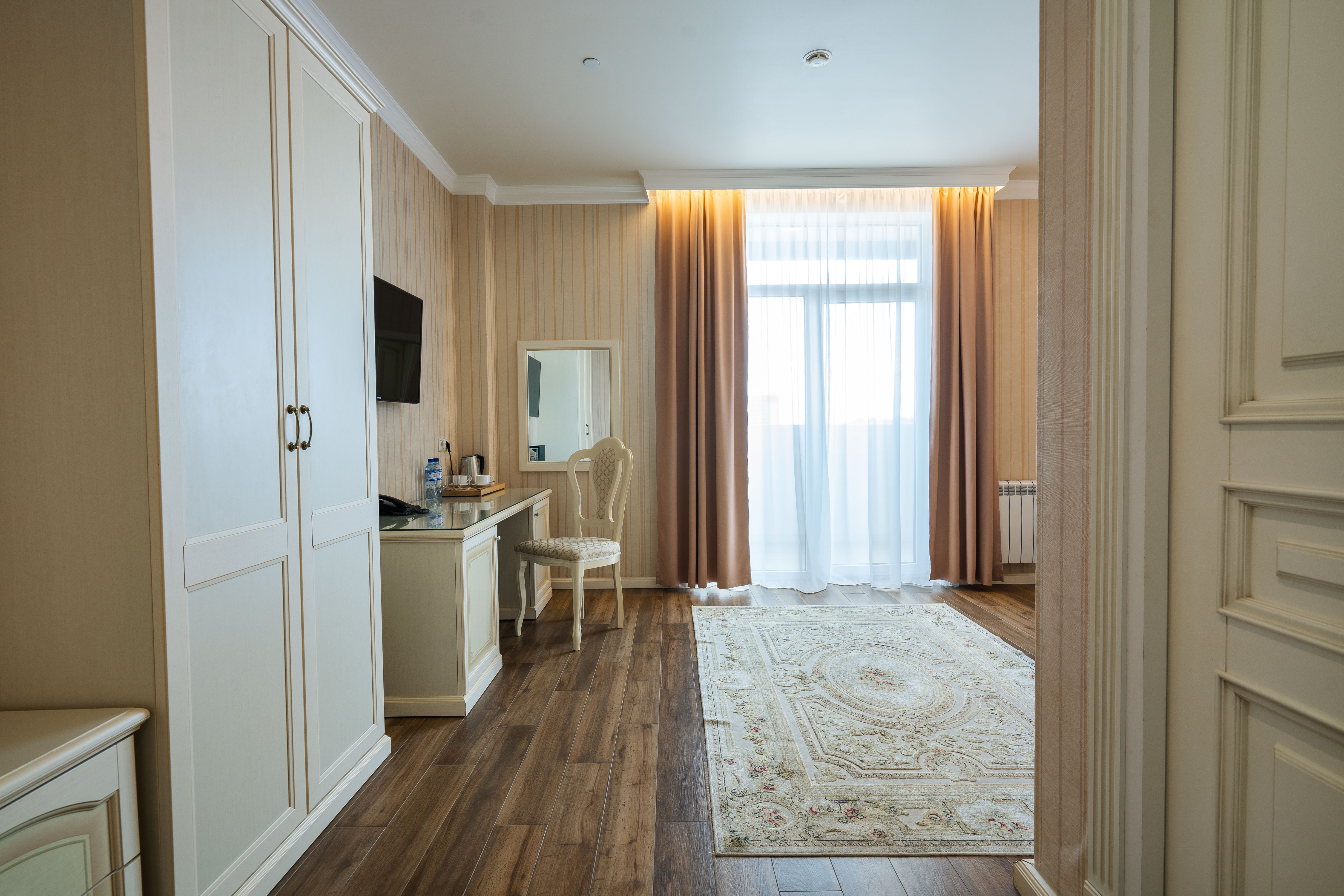 Семейный номер с боковым видом на море