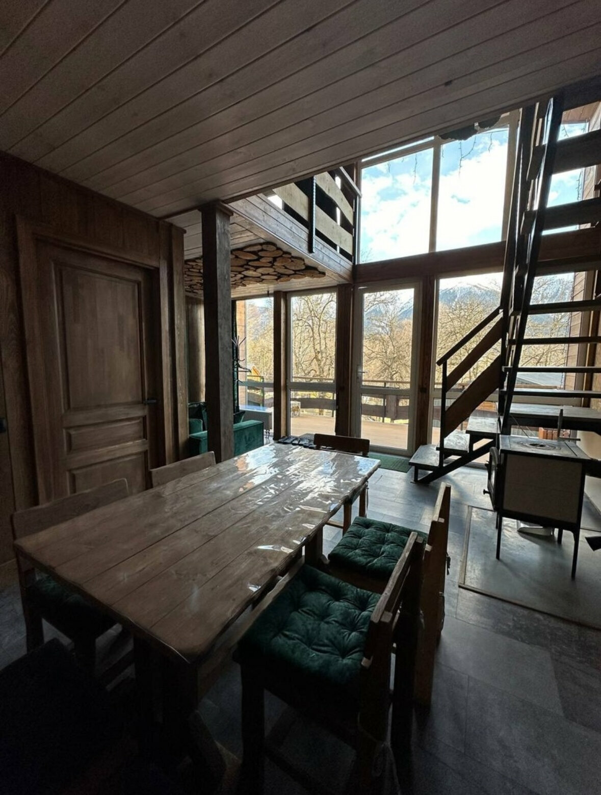 Семейный номер с видом на горы