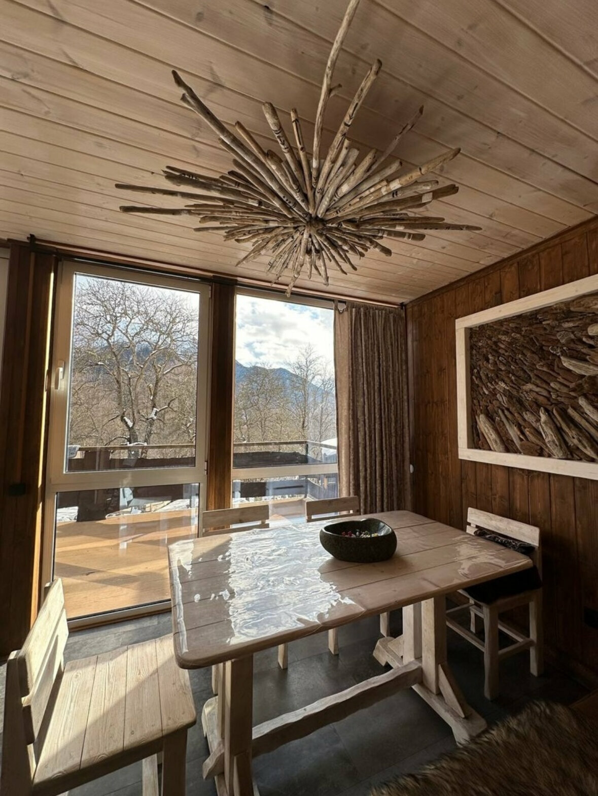 Двухэтажный дом с двумя спальнями на втором этаже