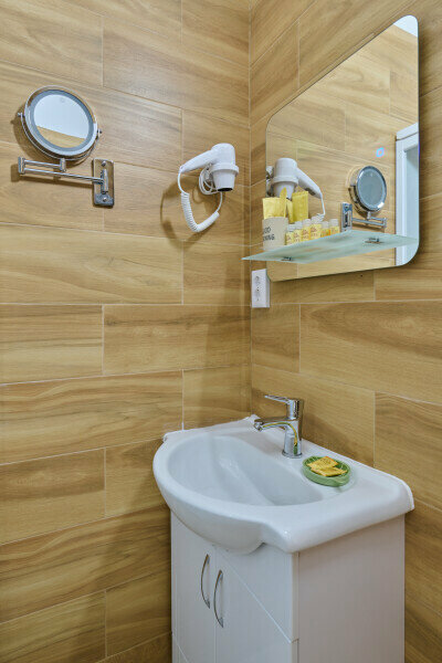 Двухместный номер с двуспальной кроватью и дополнительной кроватью