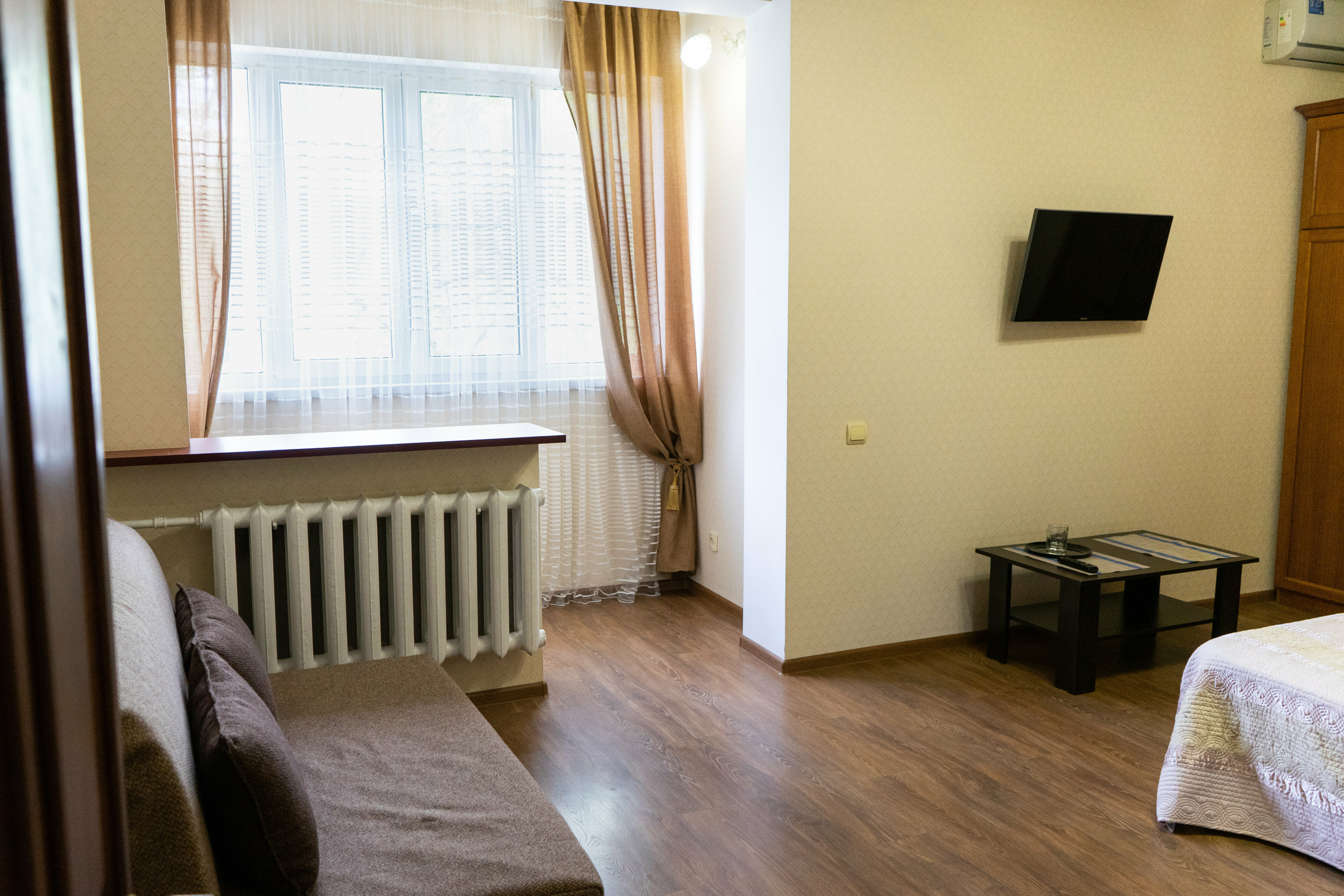 Номер 2, эконом, четырехместный, с санузлом для 2 номеров