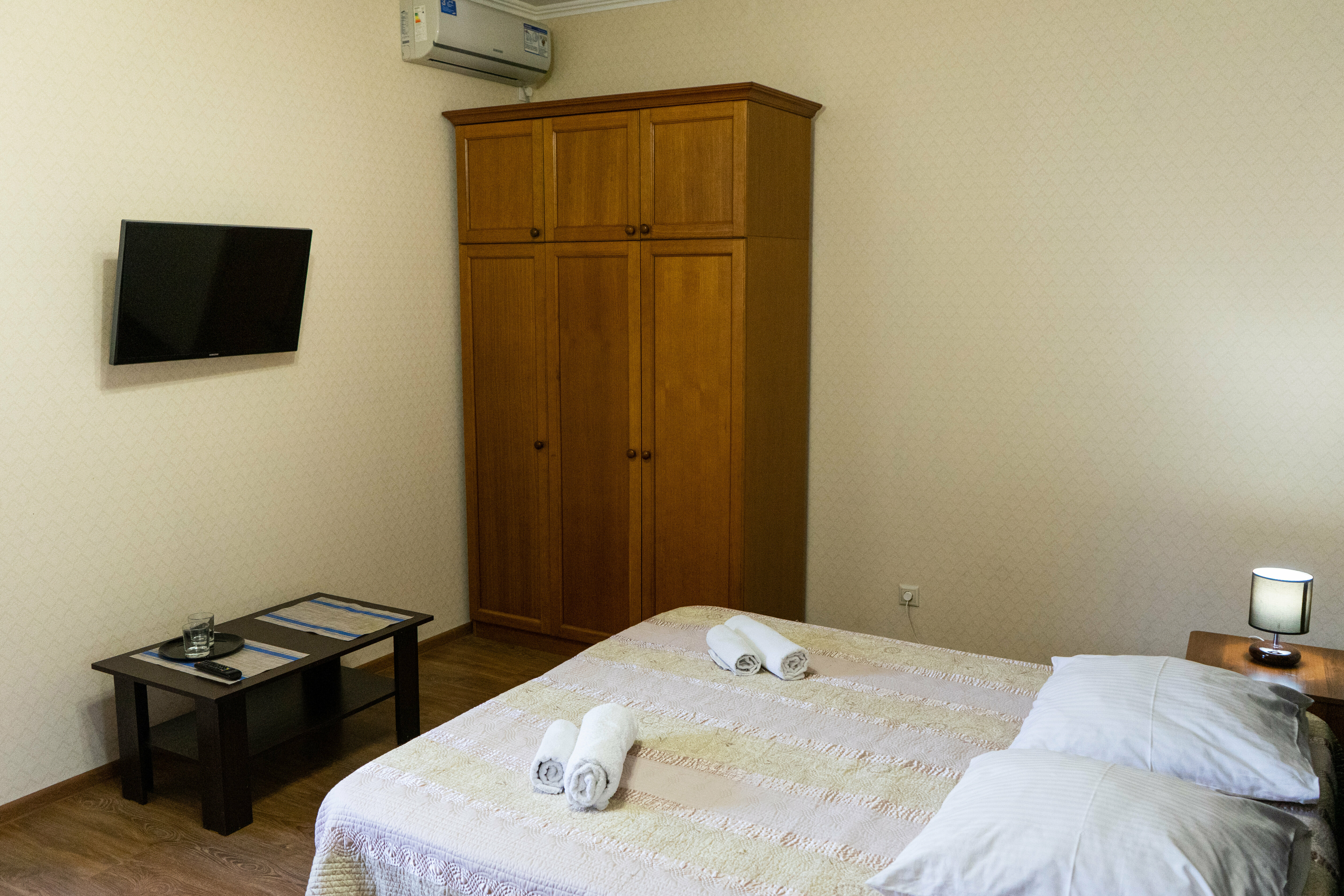 Номер 2, эконом, четырехместный, с санузлом для 2 номеров