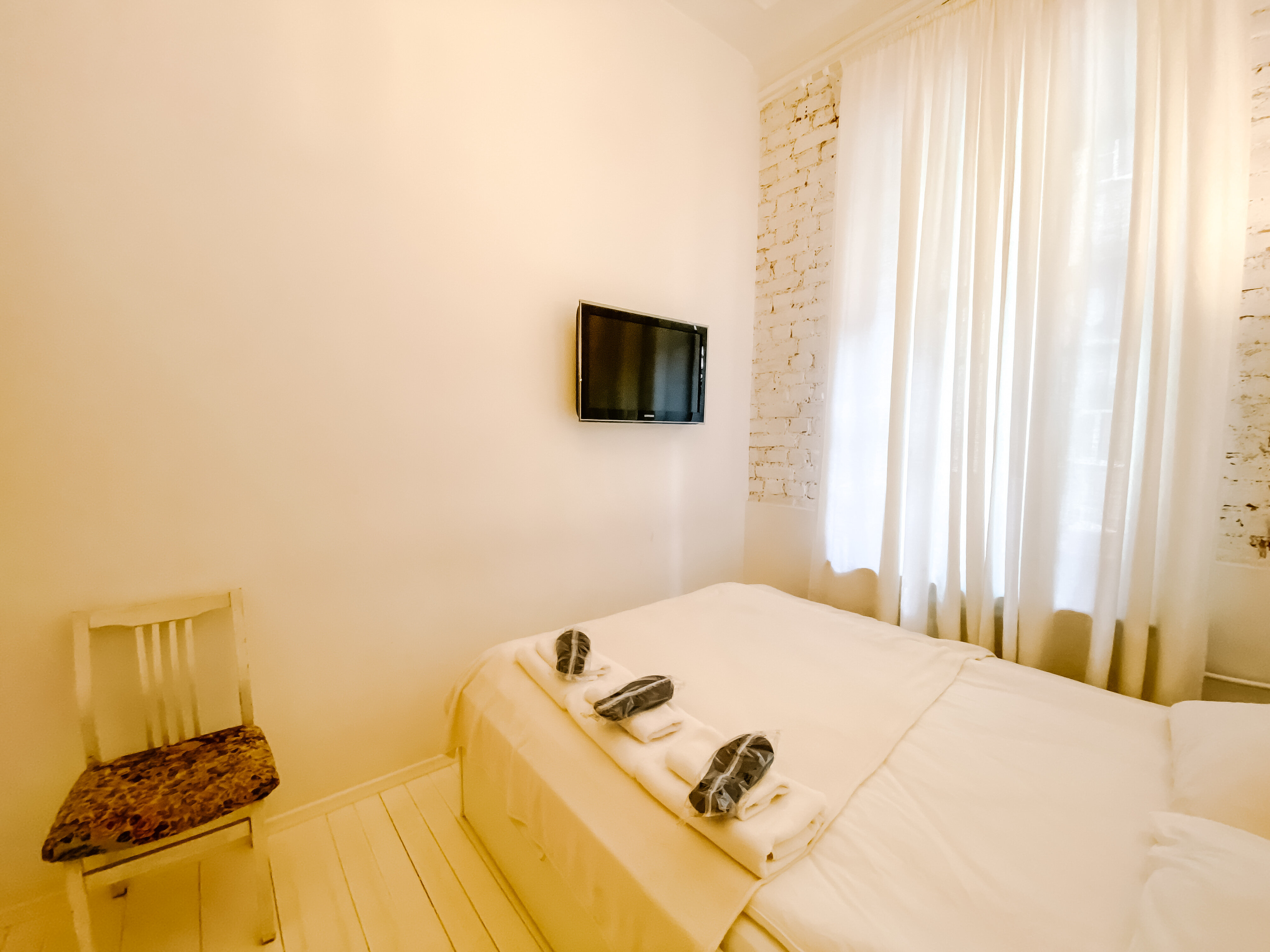 Трехместный номер с общей ванной комнатой