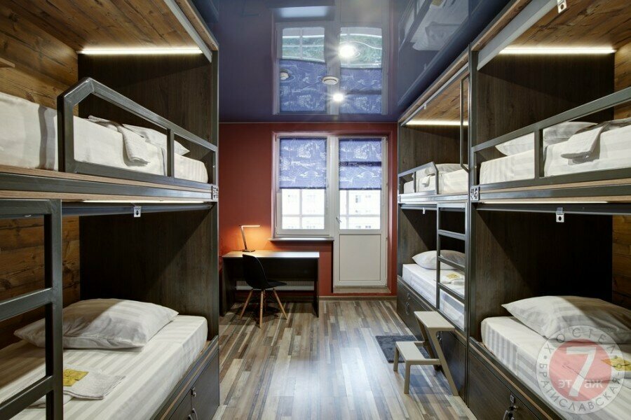 Нижняя кровать в 6-местном номере для женщин