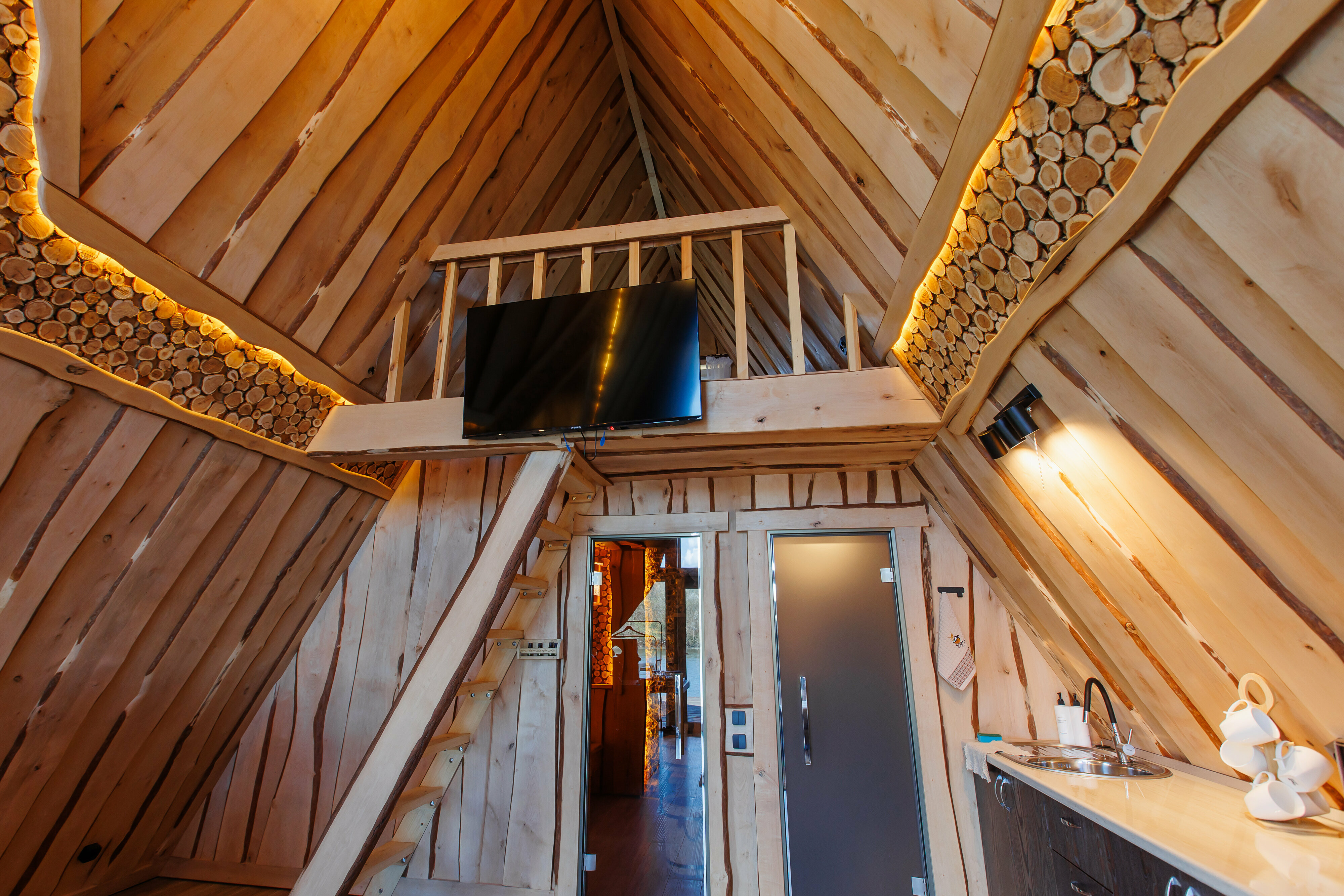 Четырехместный номер с видом на озеро