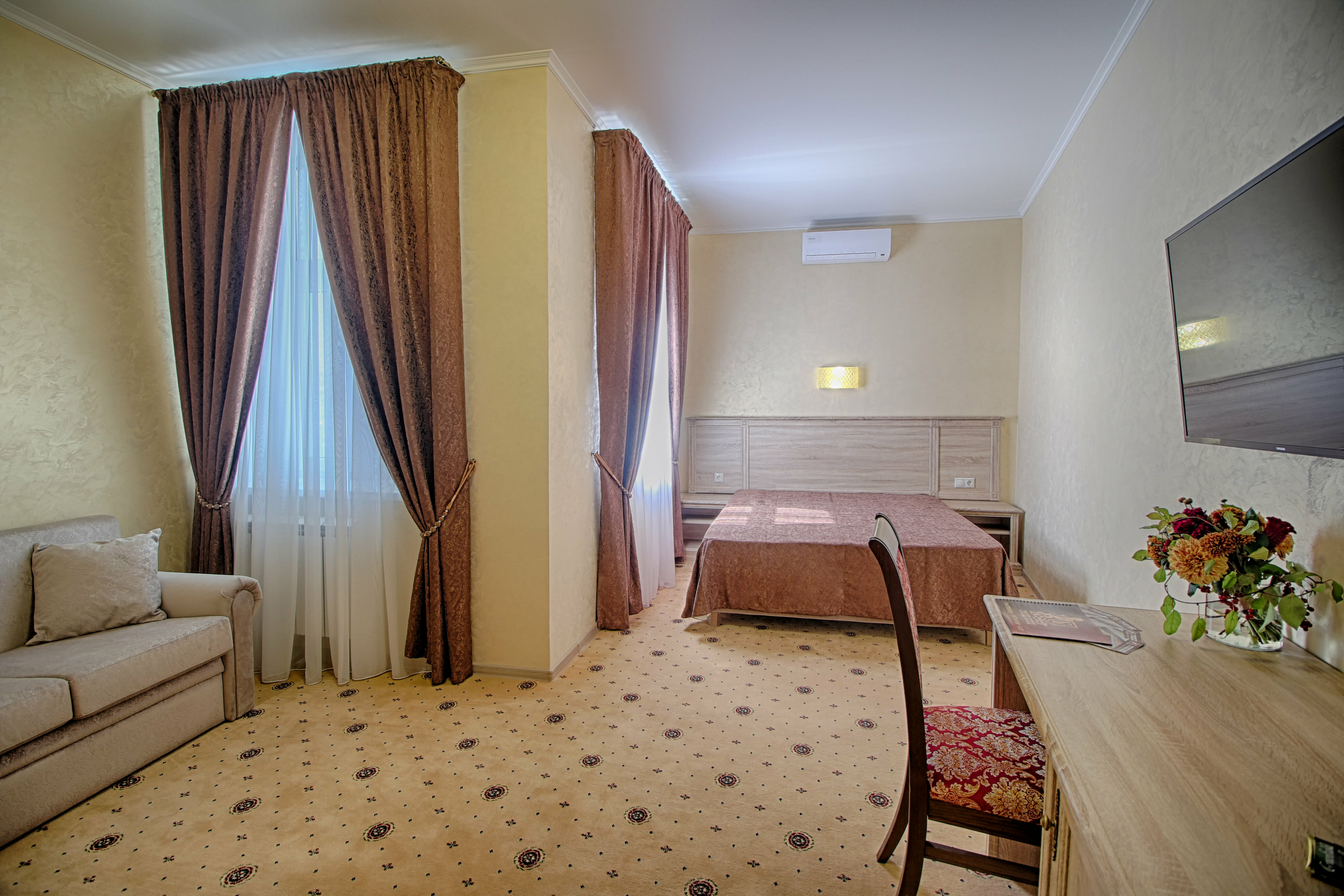 Двухместный номер с двуспальной кроватью и дополнительной кроватью