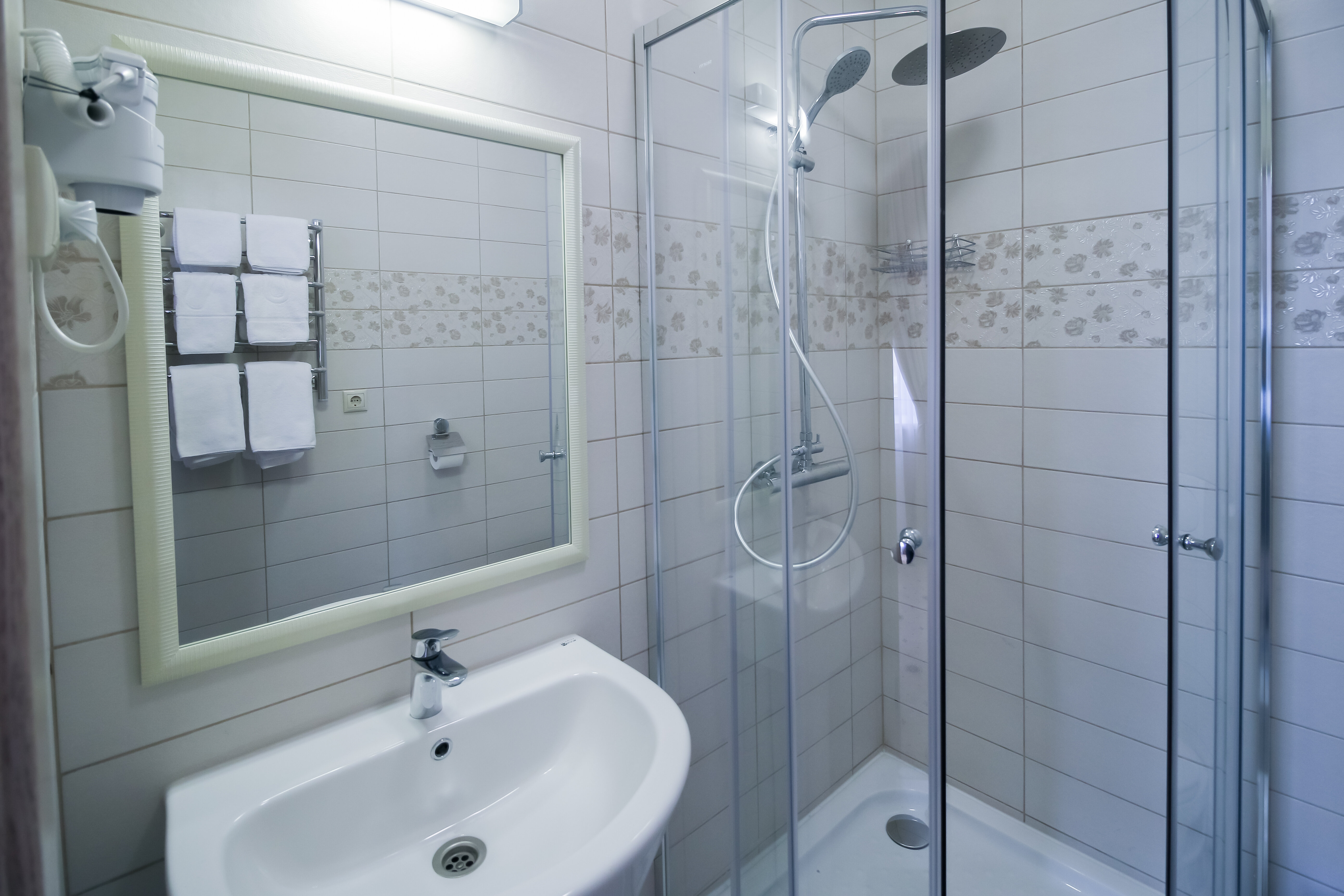 Двухместный номер с двуспальной кроватью и дополнительной кроватью