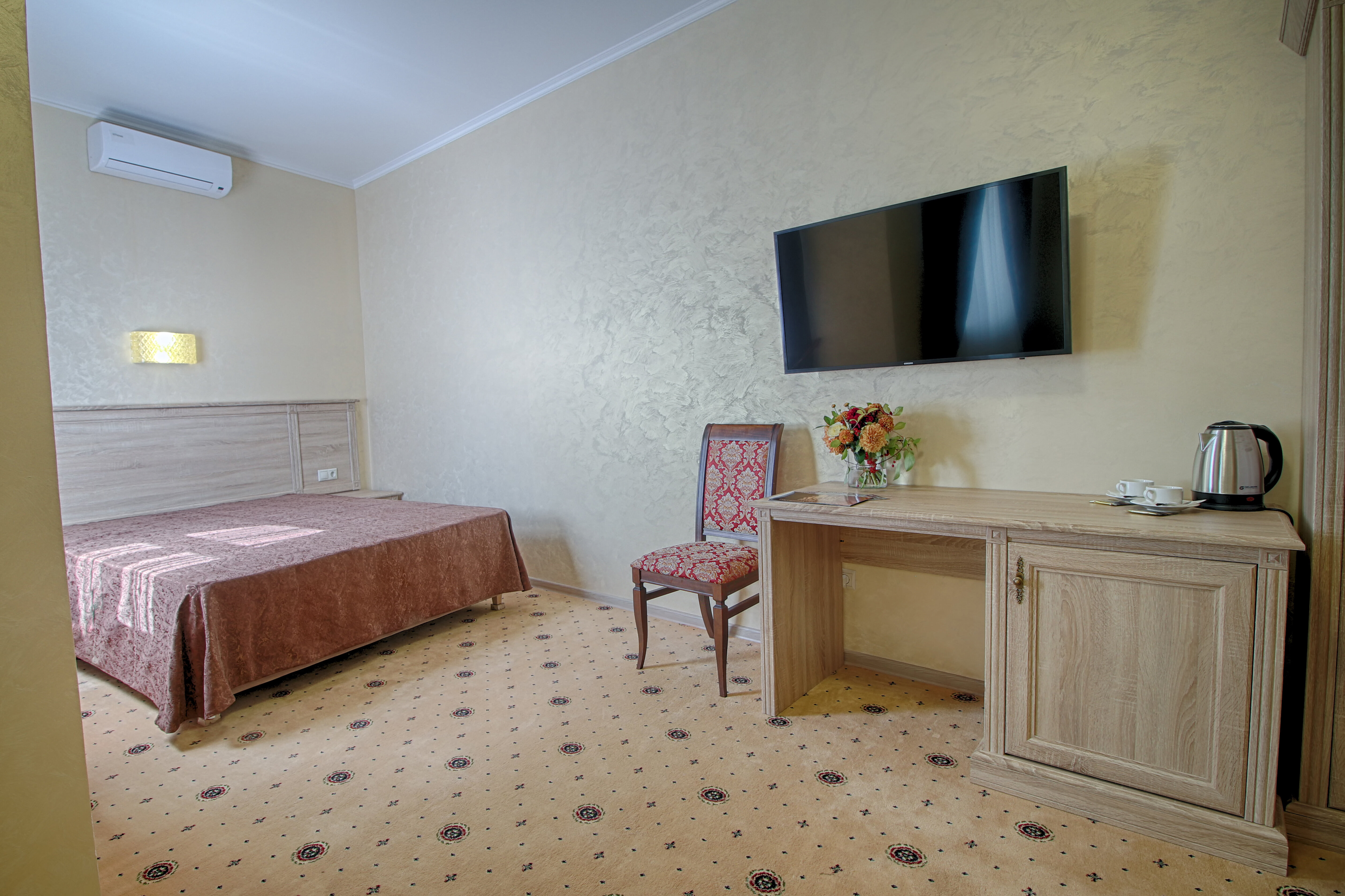 Двухместный номер с двуспальной кроватью и дополнительной кроватью