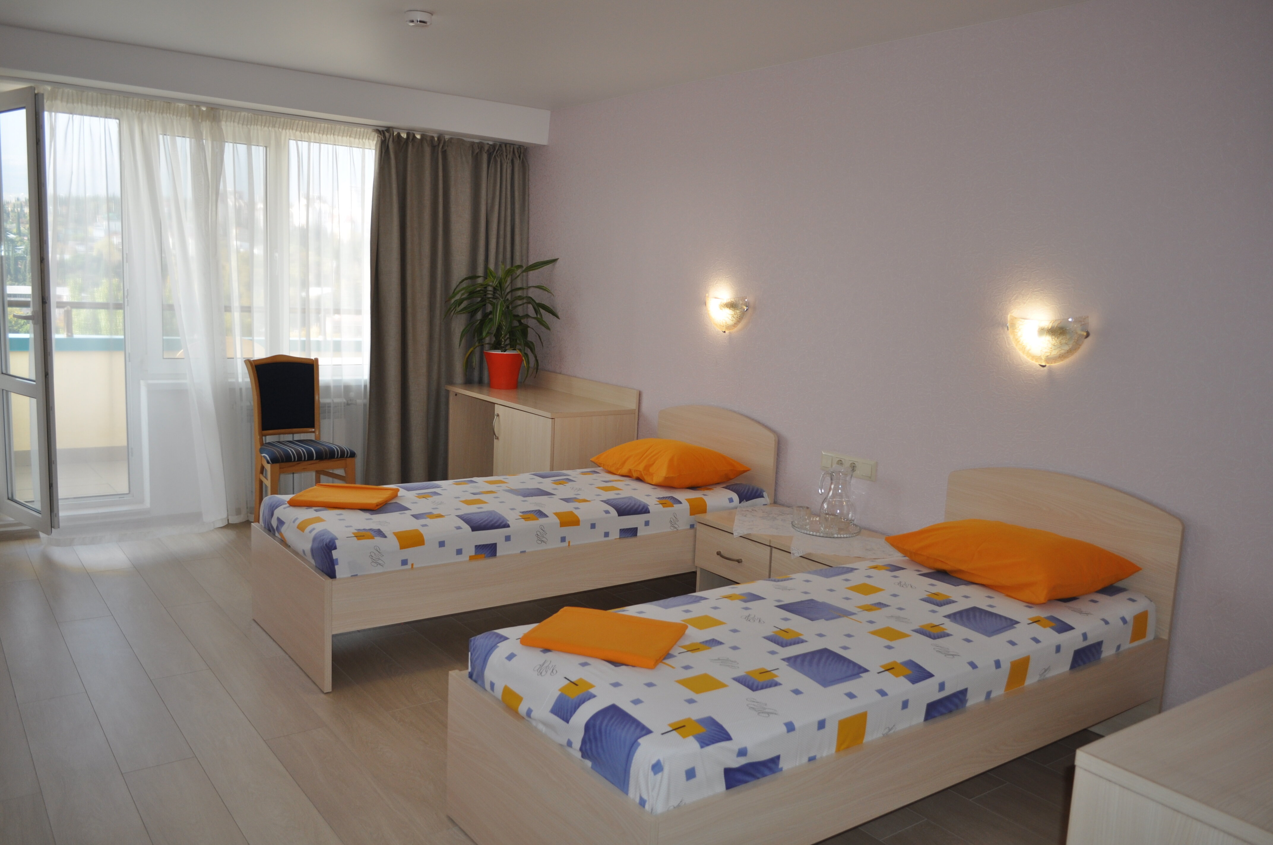 Стандартный двухместный номер с 2 отдельными кроватями и общей ванной комнатой