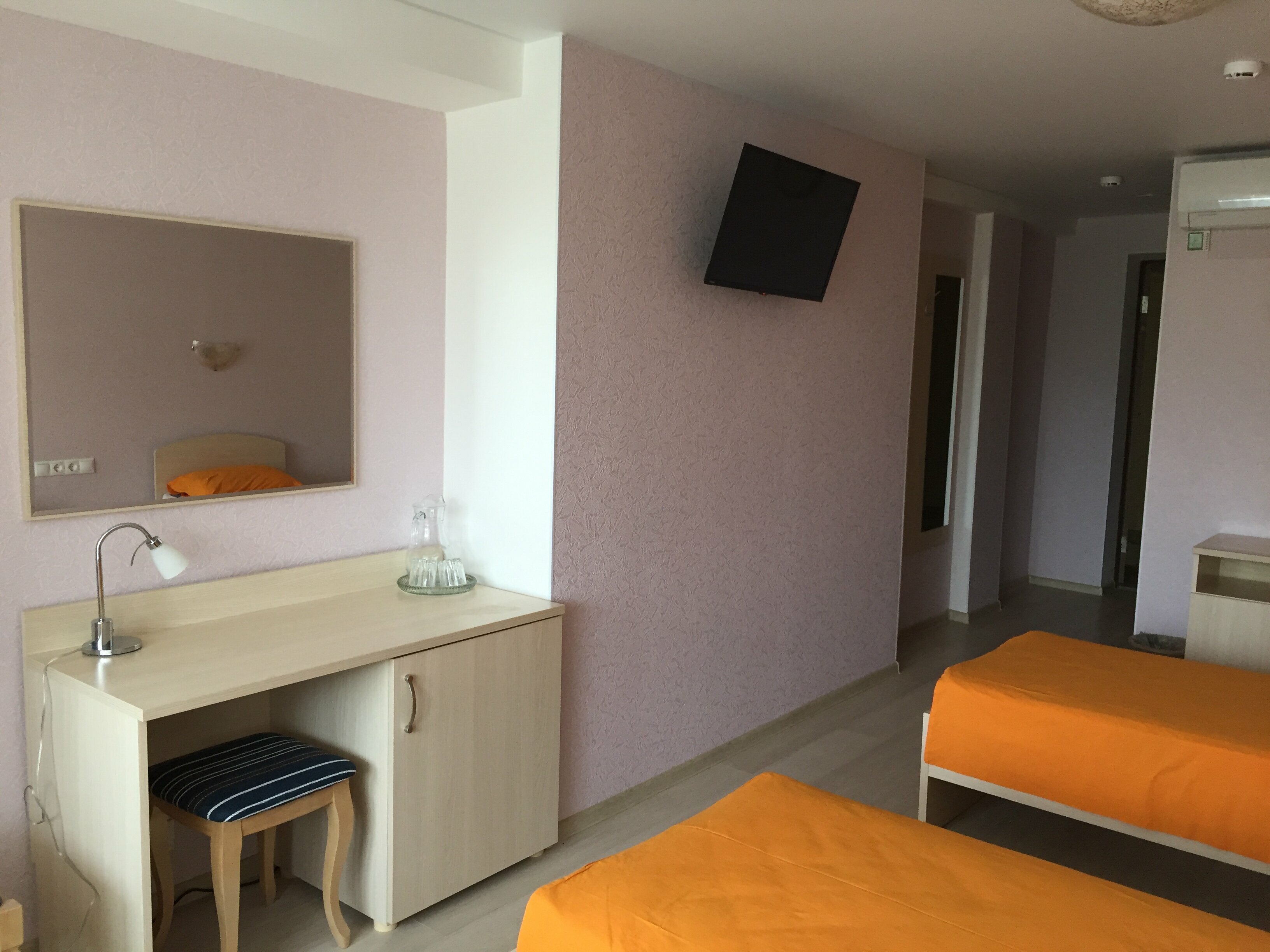 Стандартный двухместный номер с 2 отдельными кроватями и общей ванной комнатой