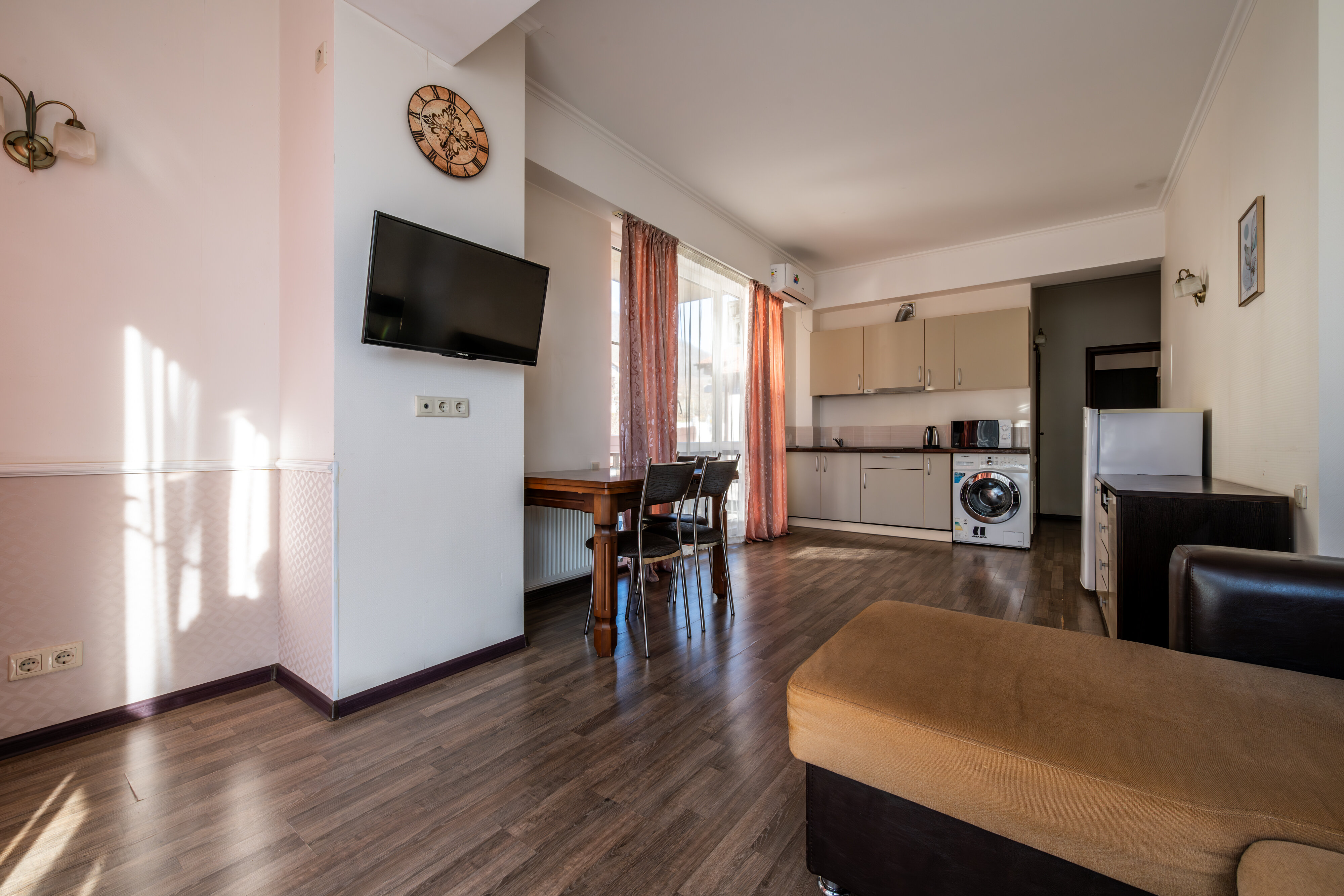 Классические апартаменты с одной  спальней  балконом и ванной 52  м2 №8