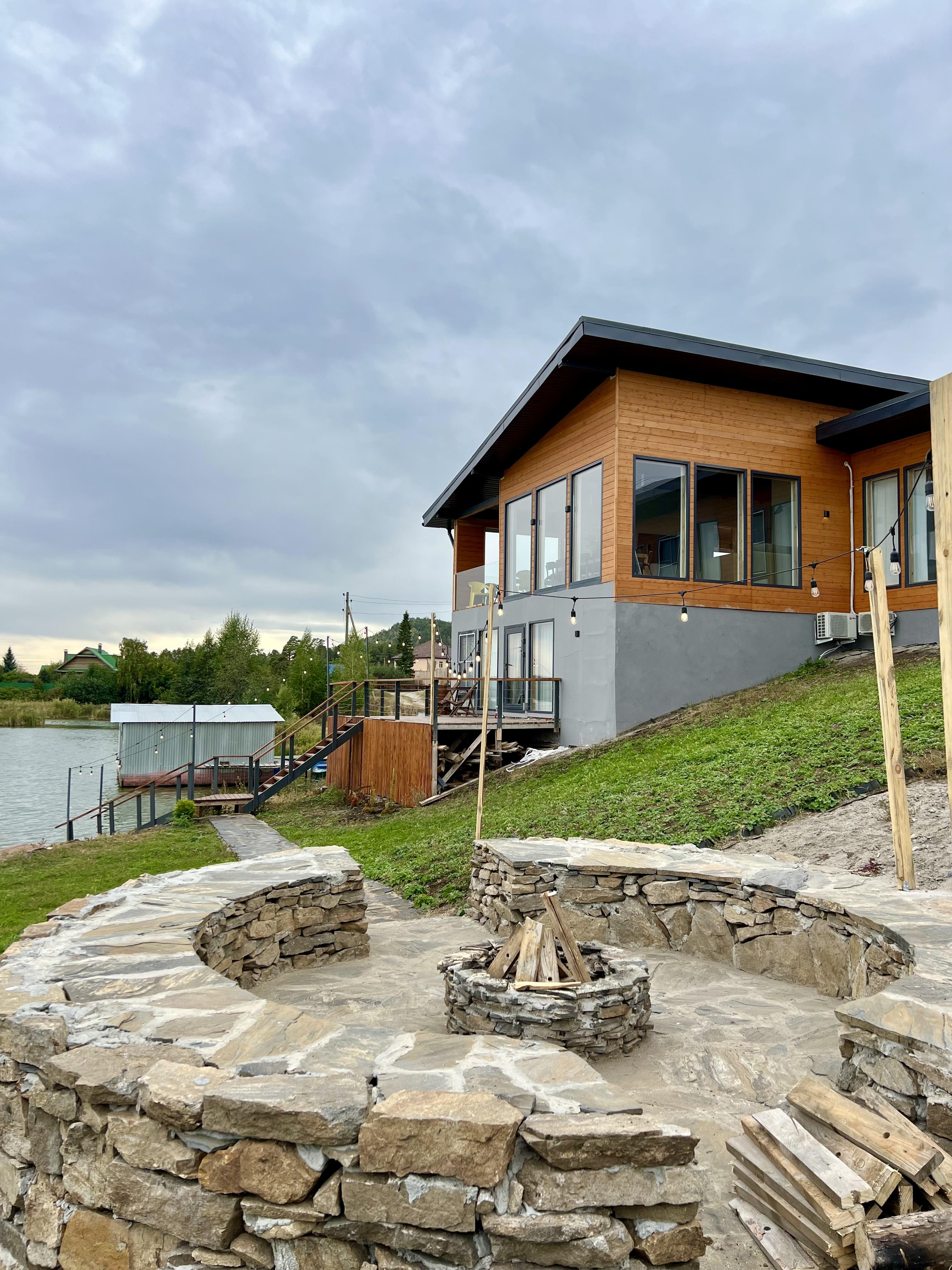 Семейный номер с видом на озеро