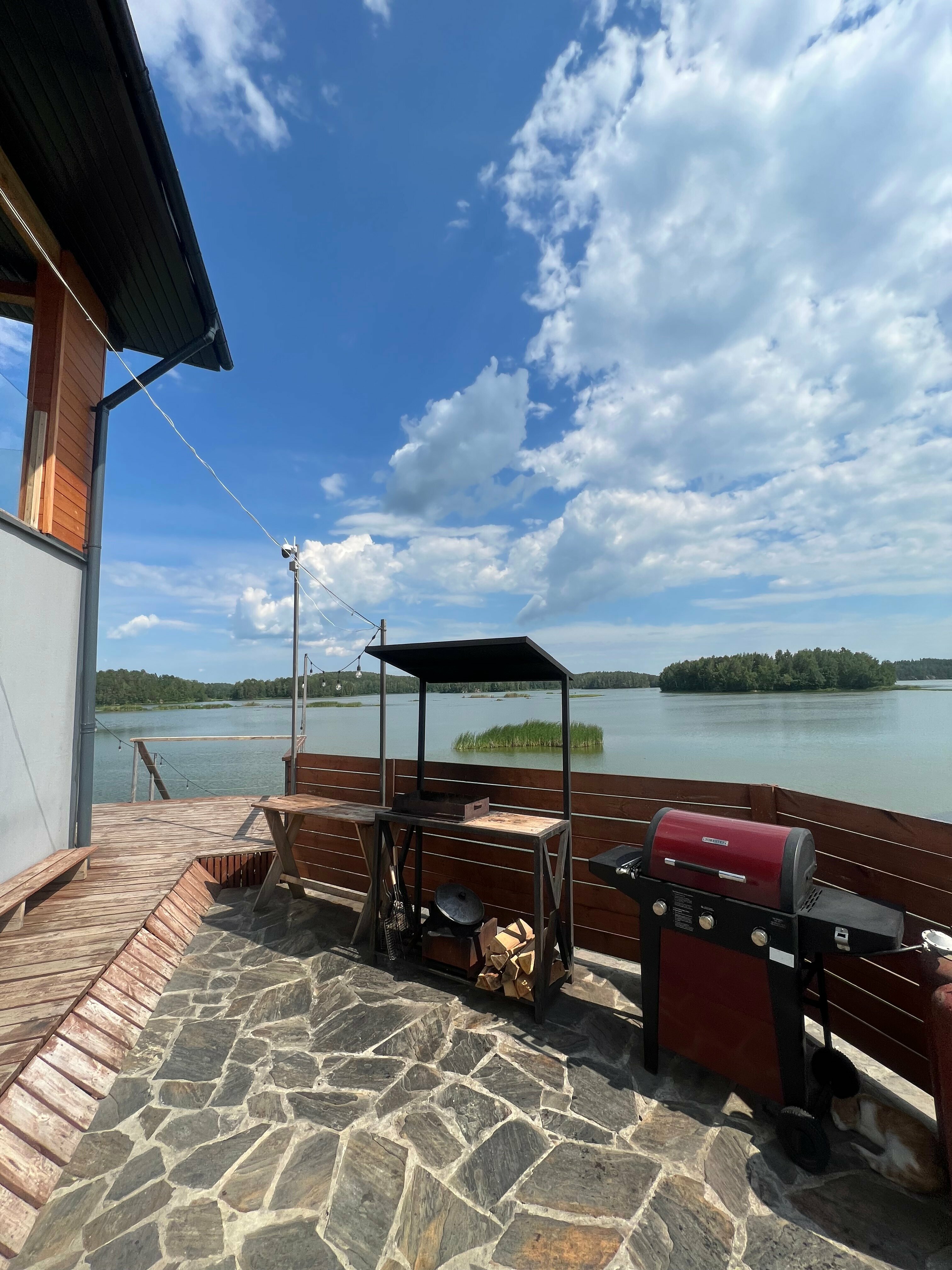 Семейный номер с видом на озеро