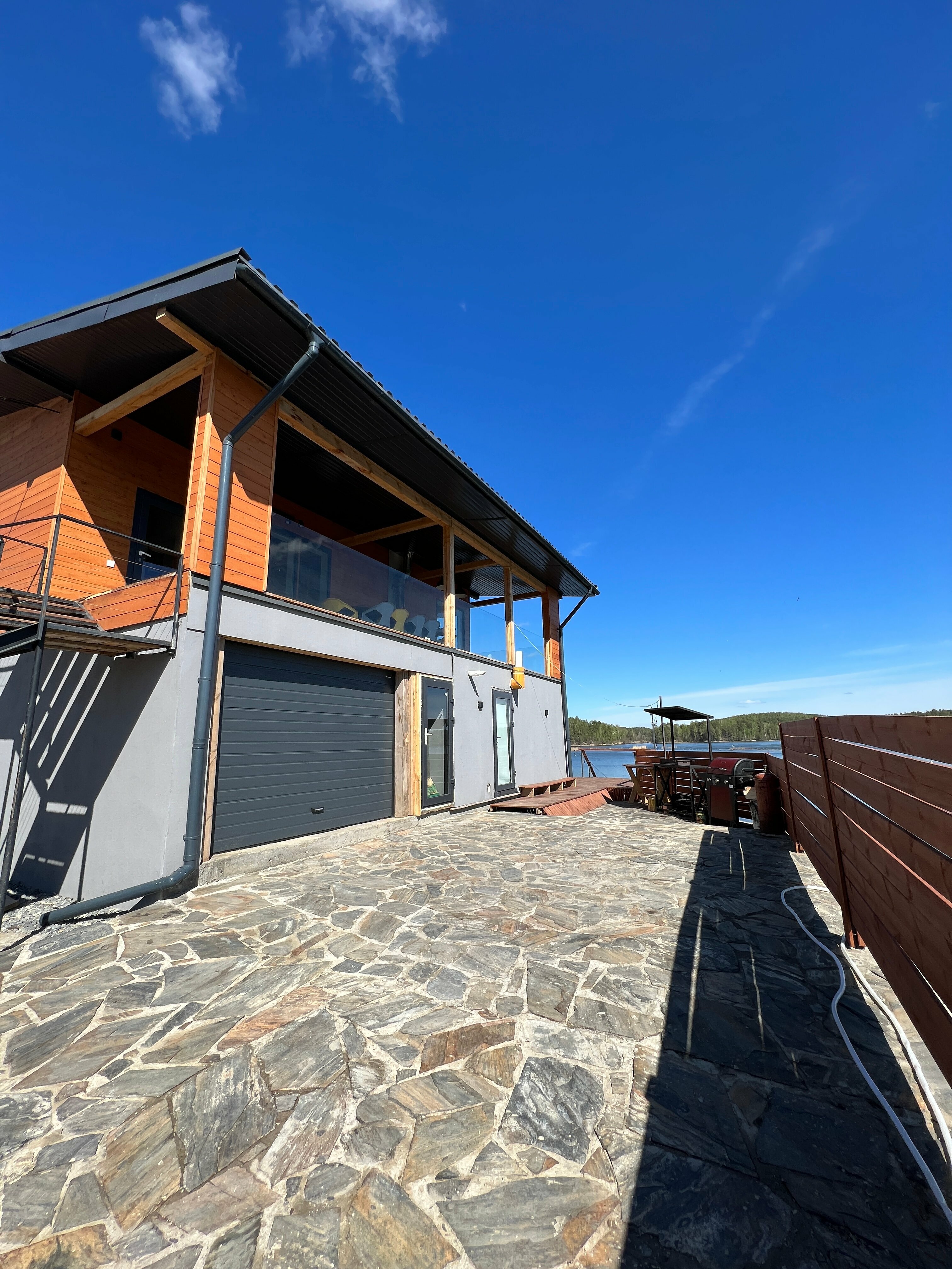 Семейный номер с видом на озеро