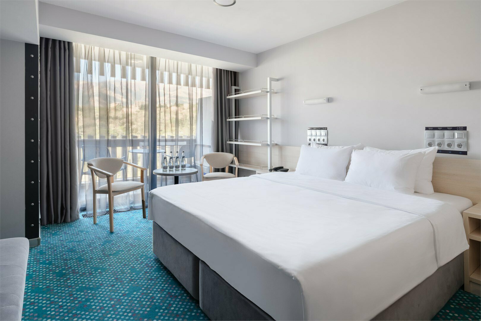 Стандарт улучшенный с  двуспальной кроватью и диваном (YALTA INTOURIST)