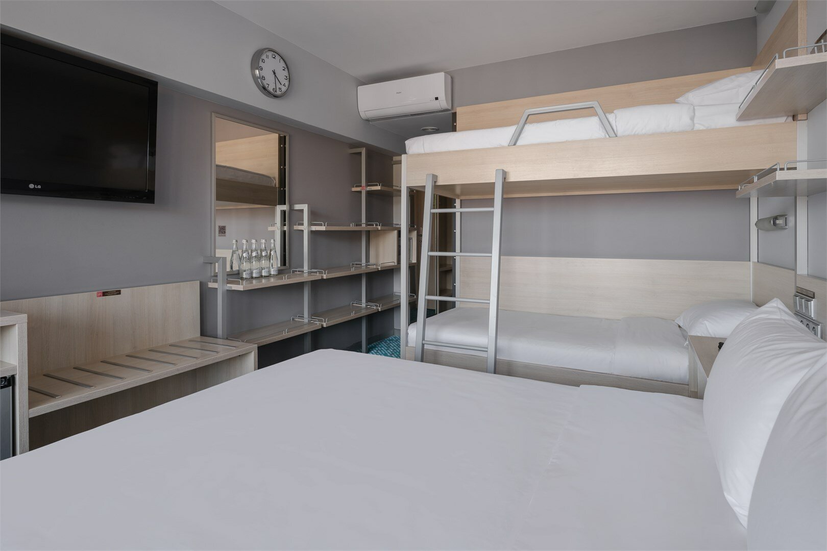 Стандарт улучшенный с двуспальной и двухъярусной кроватями (YALTA INTOURIST)