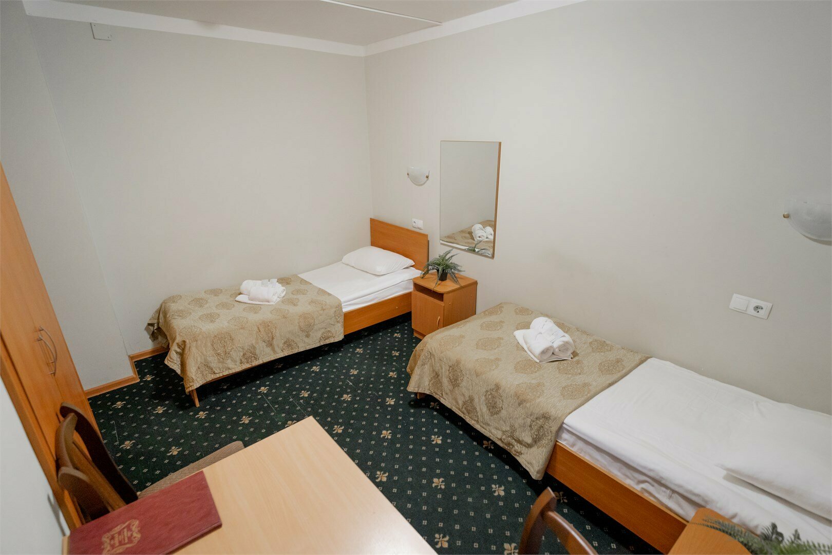 Эконом "Двухместный". Двухместный номер Twin (2 раздельных кровати) для двух человек. Номер находится в блоке с  одноместным номером, санузел/ванна общие на два номера.