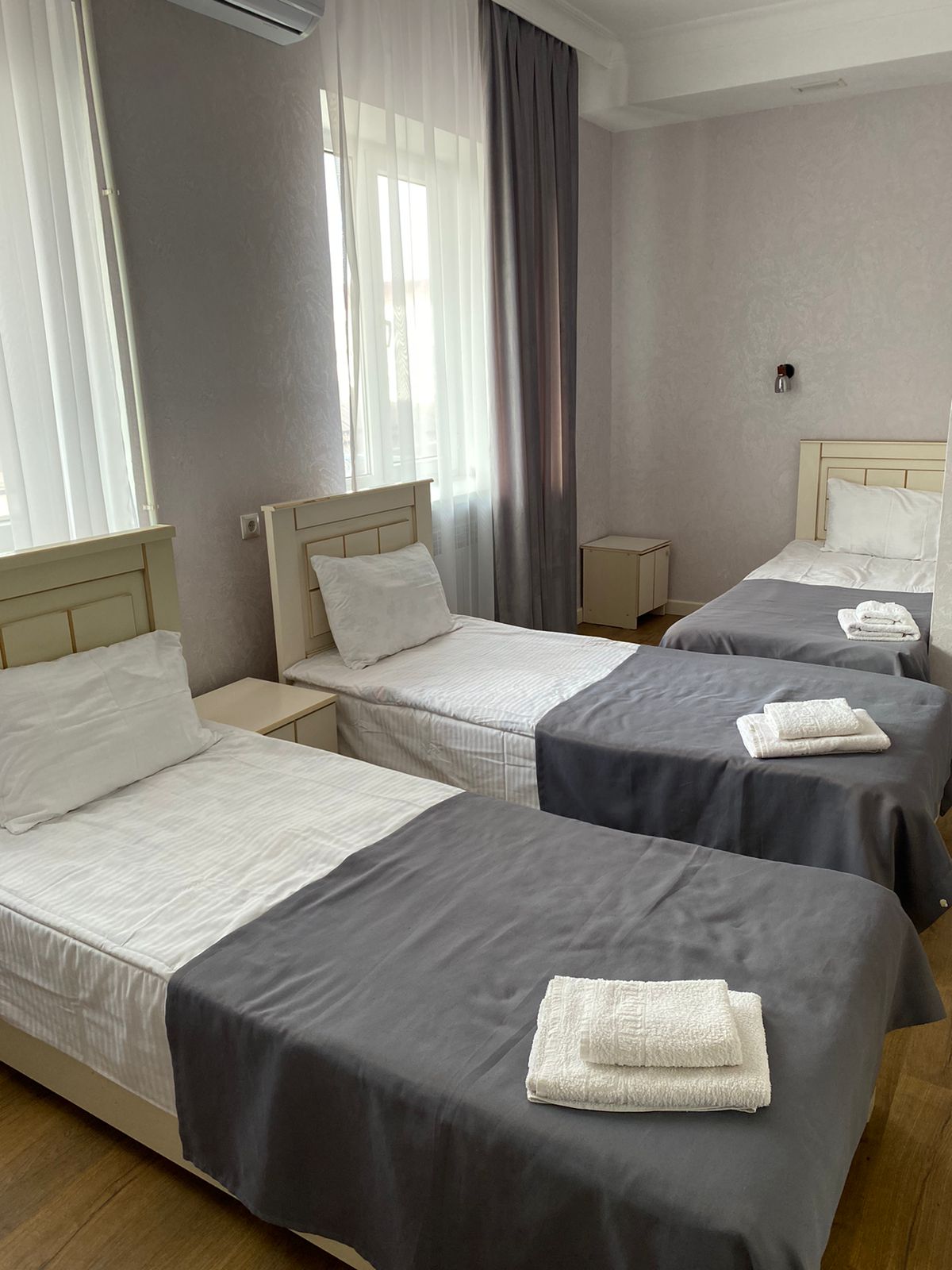 Трехместный номер с видом на горы