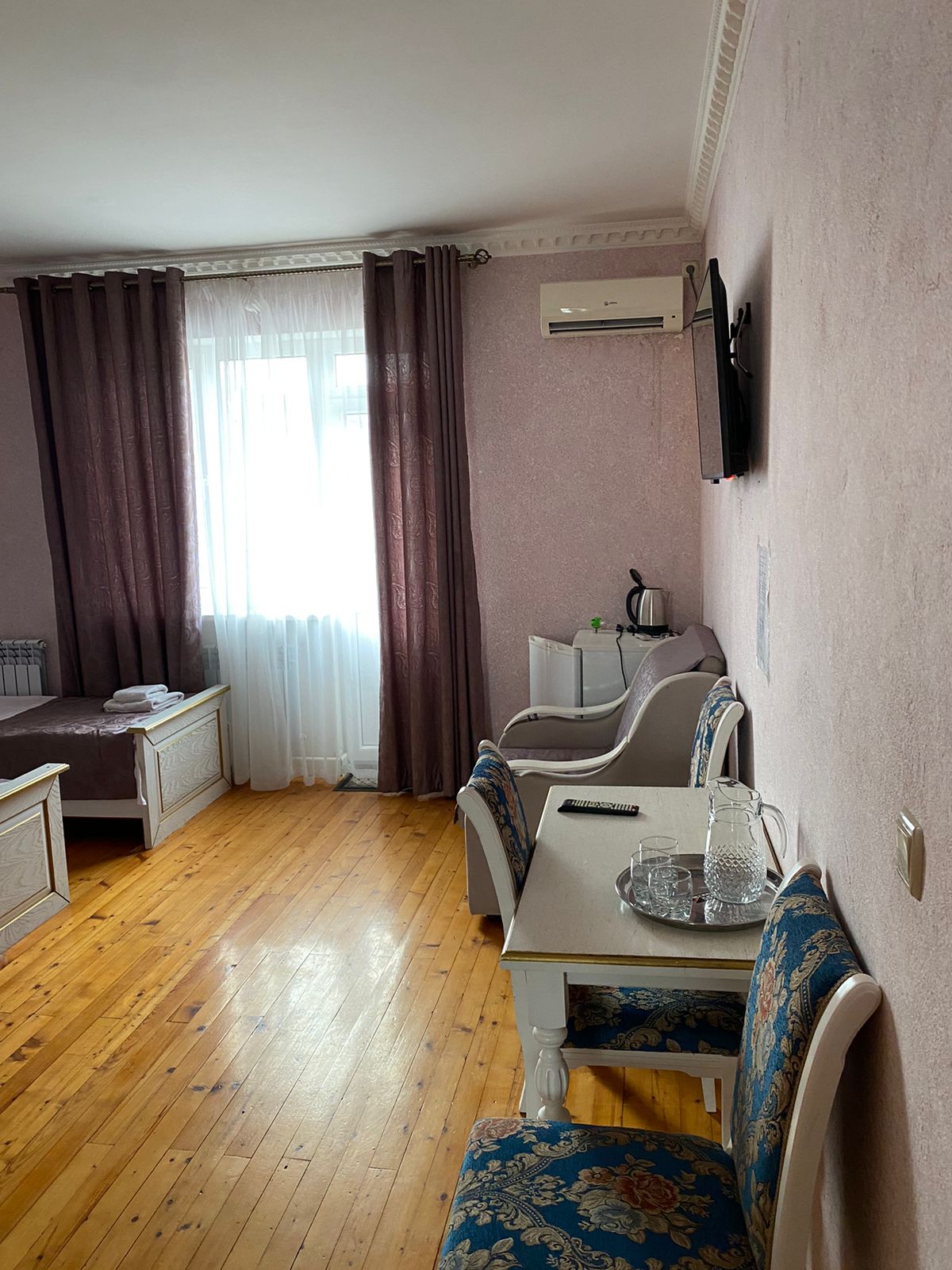 Трехместный номер с видом на горы