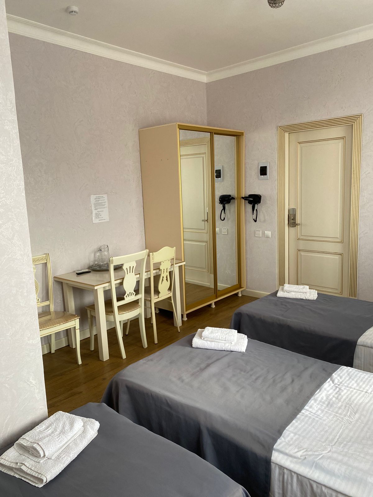 Трехместный номер с видом на горы