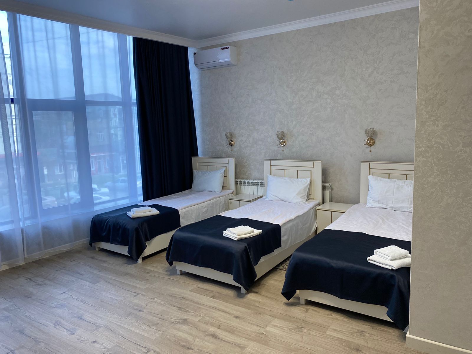 Трехместный номер с собственной ванной комнатой