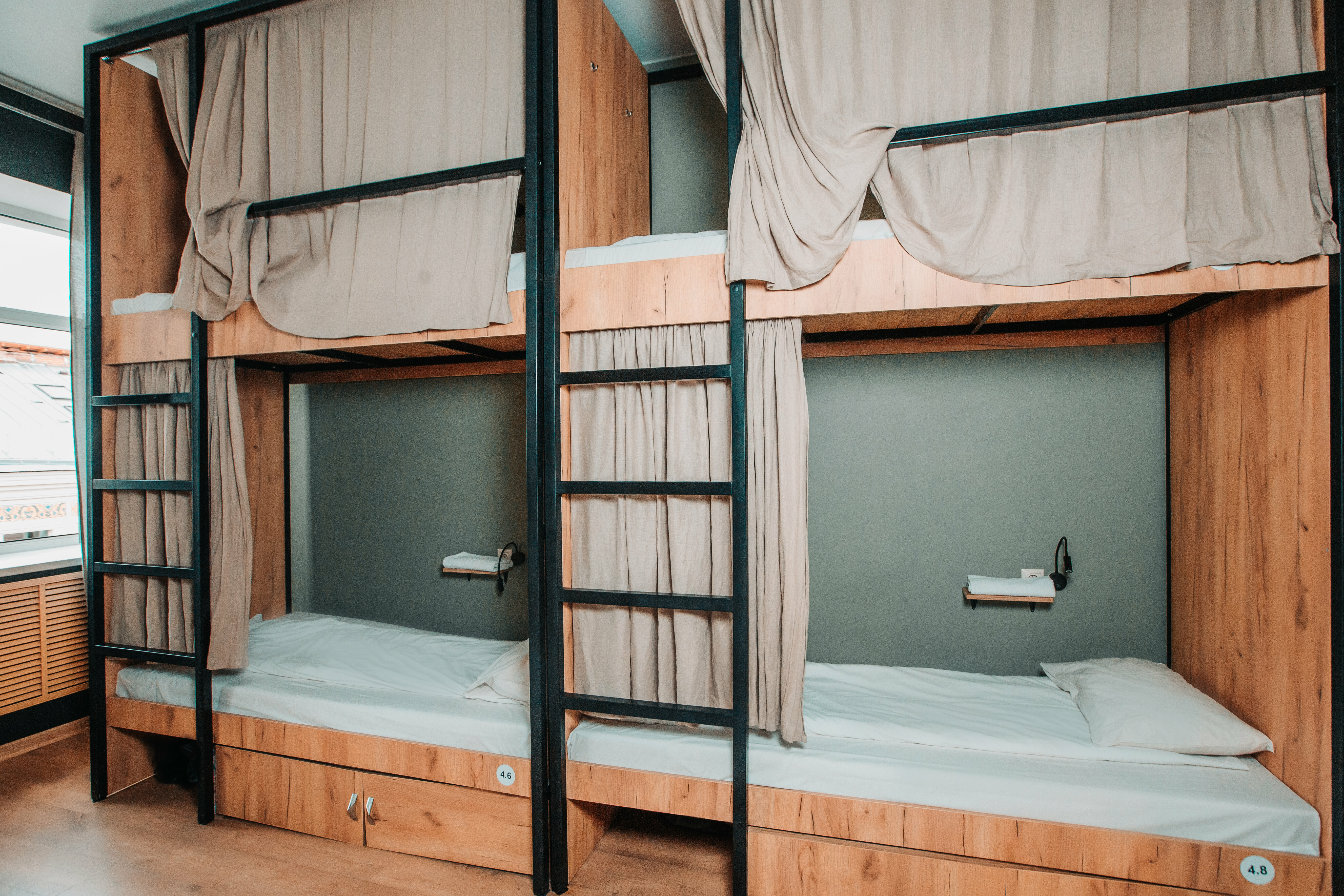 Спальное место на двухъярусной кровати в общем номере для мужчин и женщин