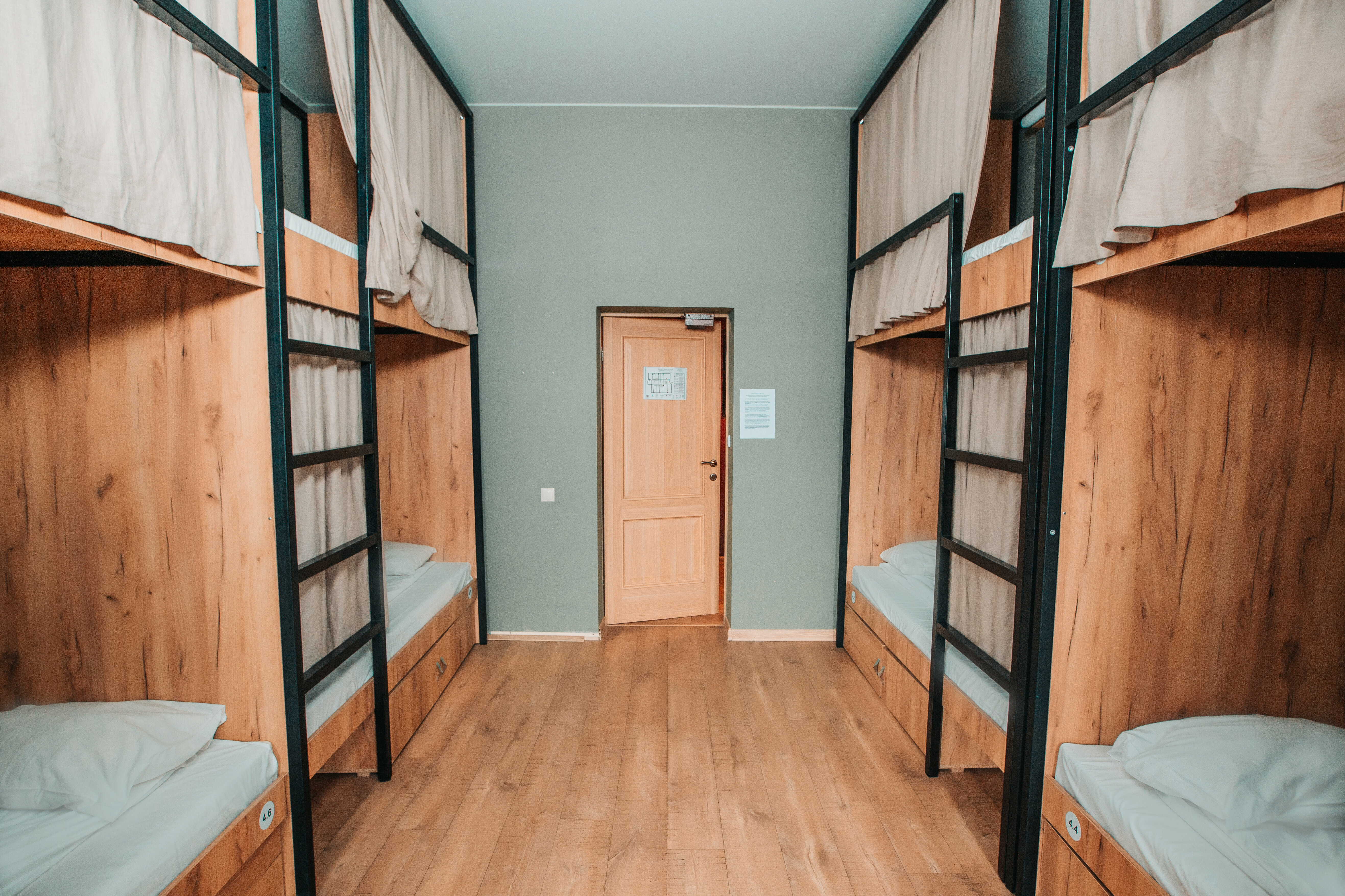 Спальное место на двухъярусной кровати в общем номере для мужчин и женщин