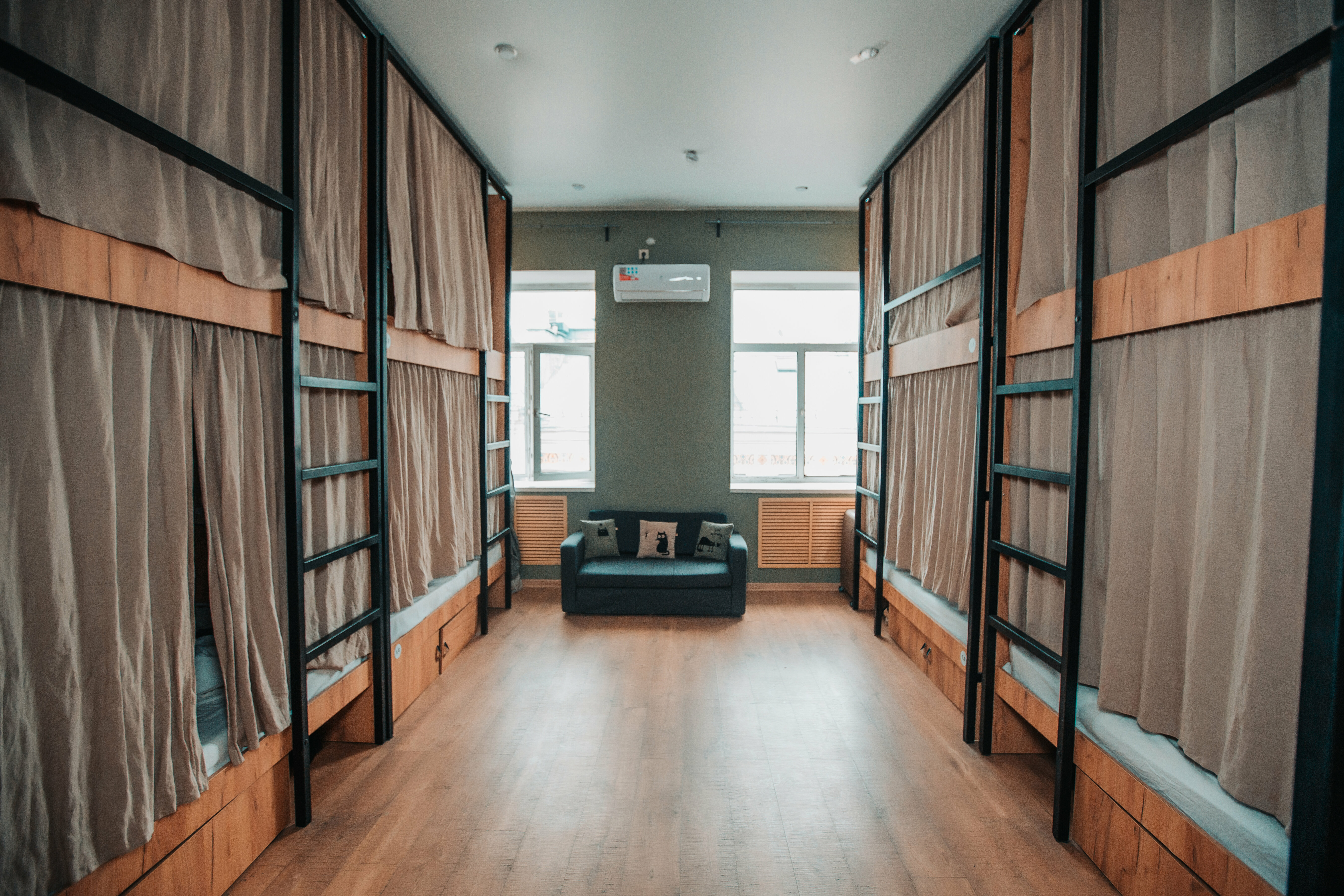 Спальное место на двухъярусной кровати в общем номере для мужчин и женщин