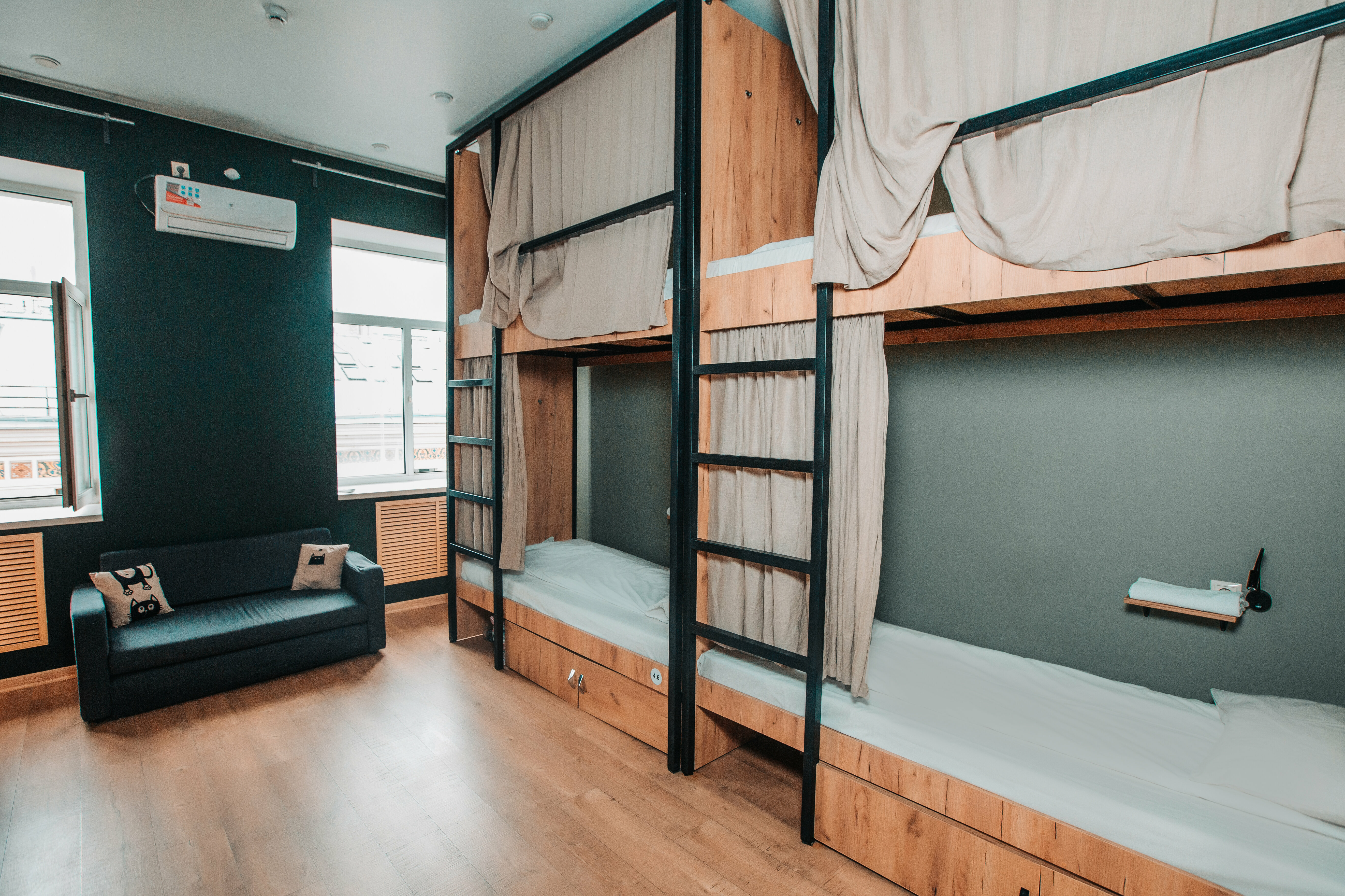 Спальное место на двухъярусной кровати в общем номере для мужчин