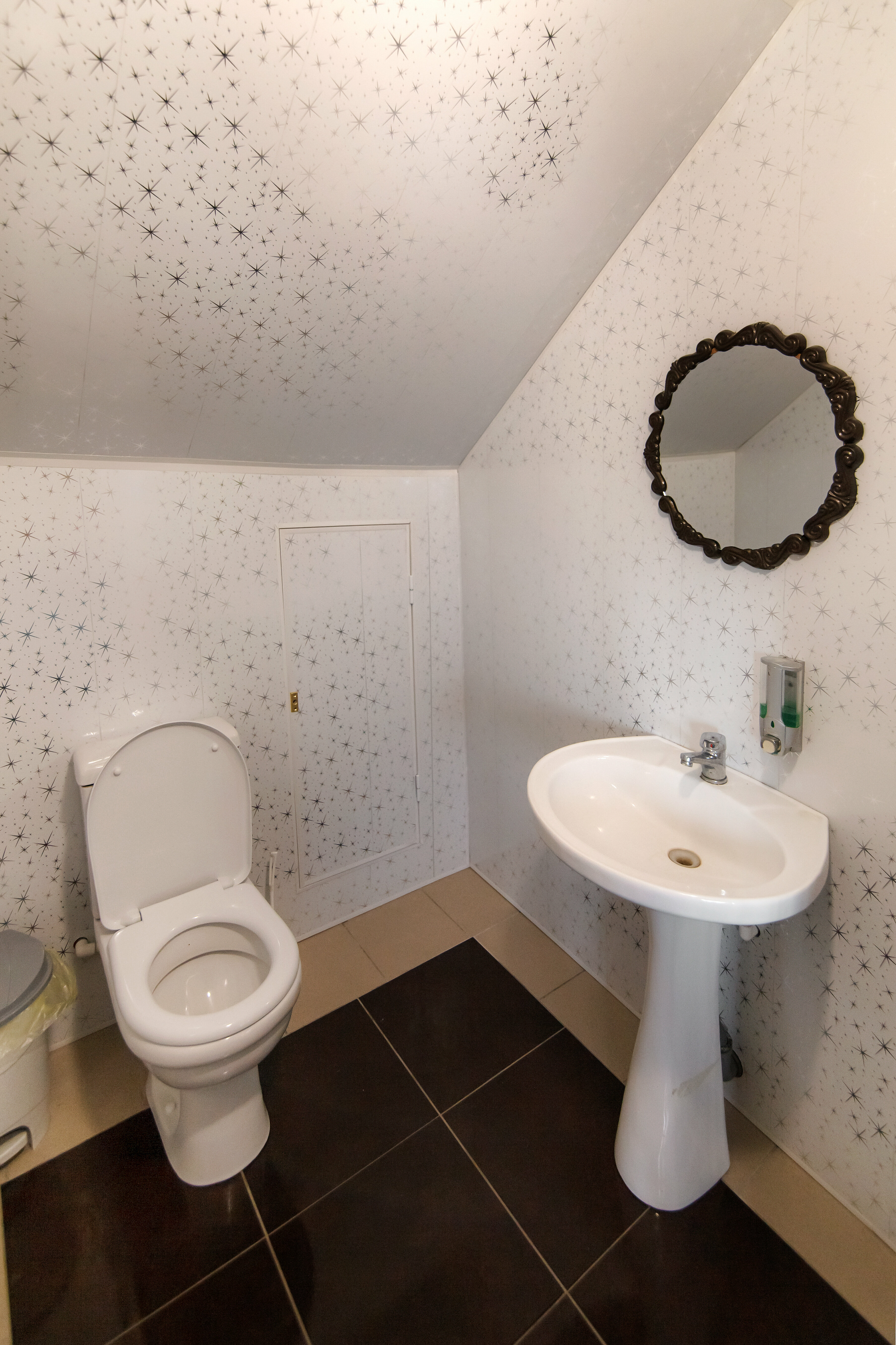 Двухместный номер с 2 отдельными кроватями и общим туалетом