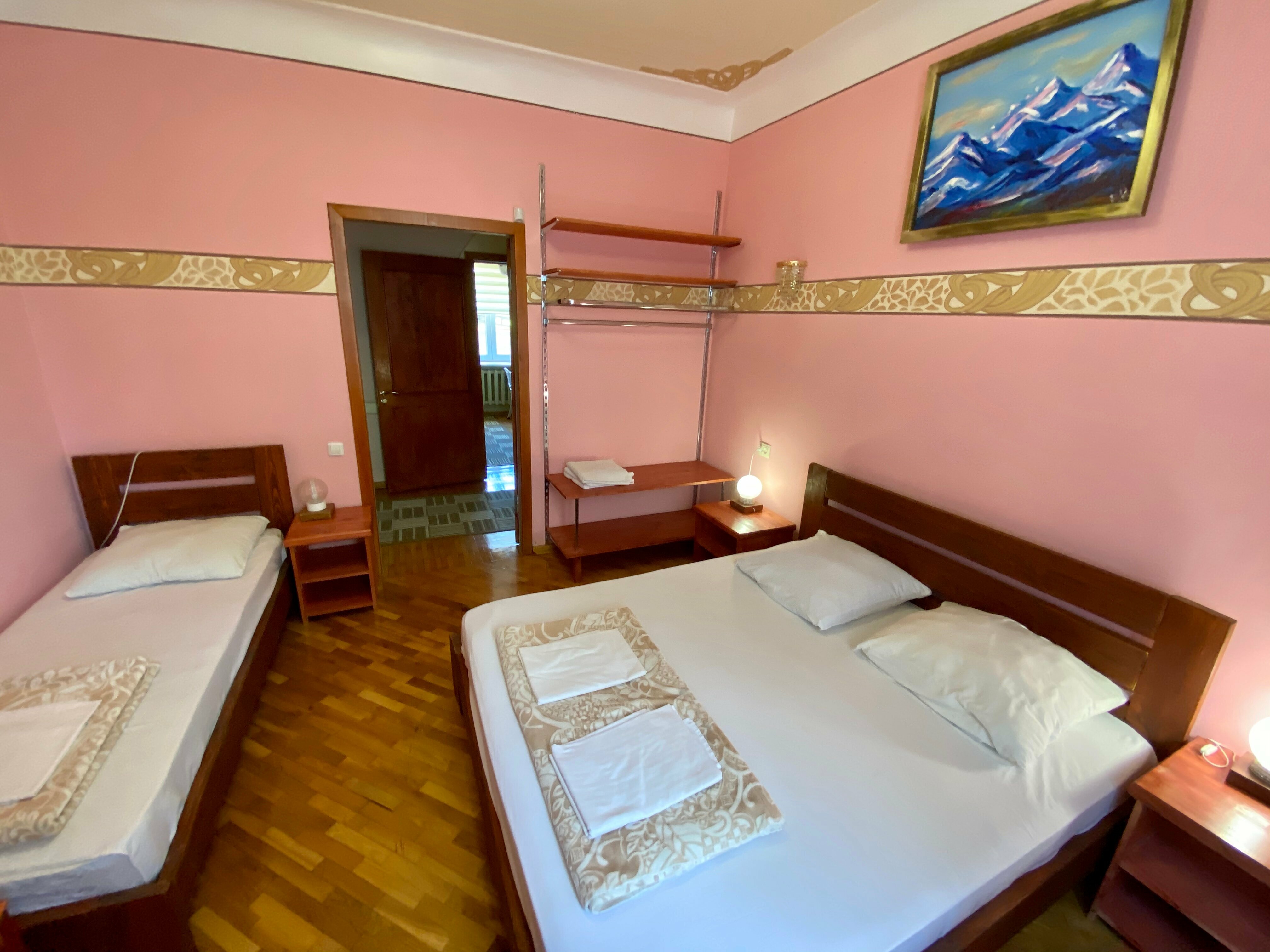 Трехместный номер с общей ванной комнатой